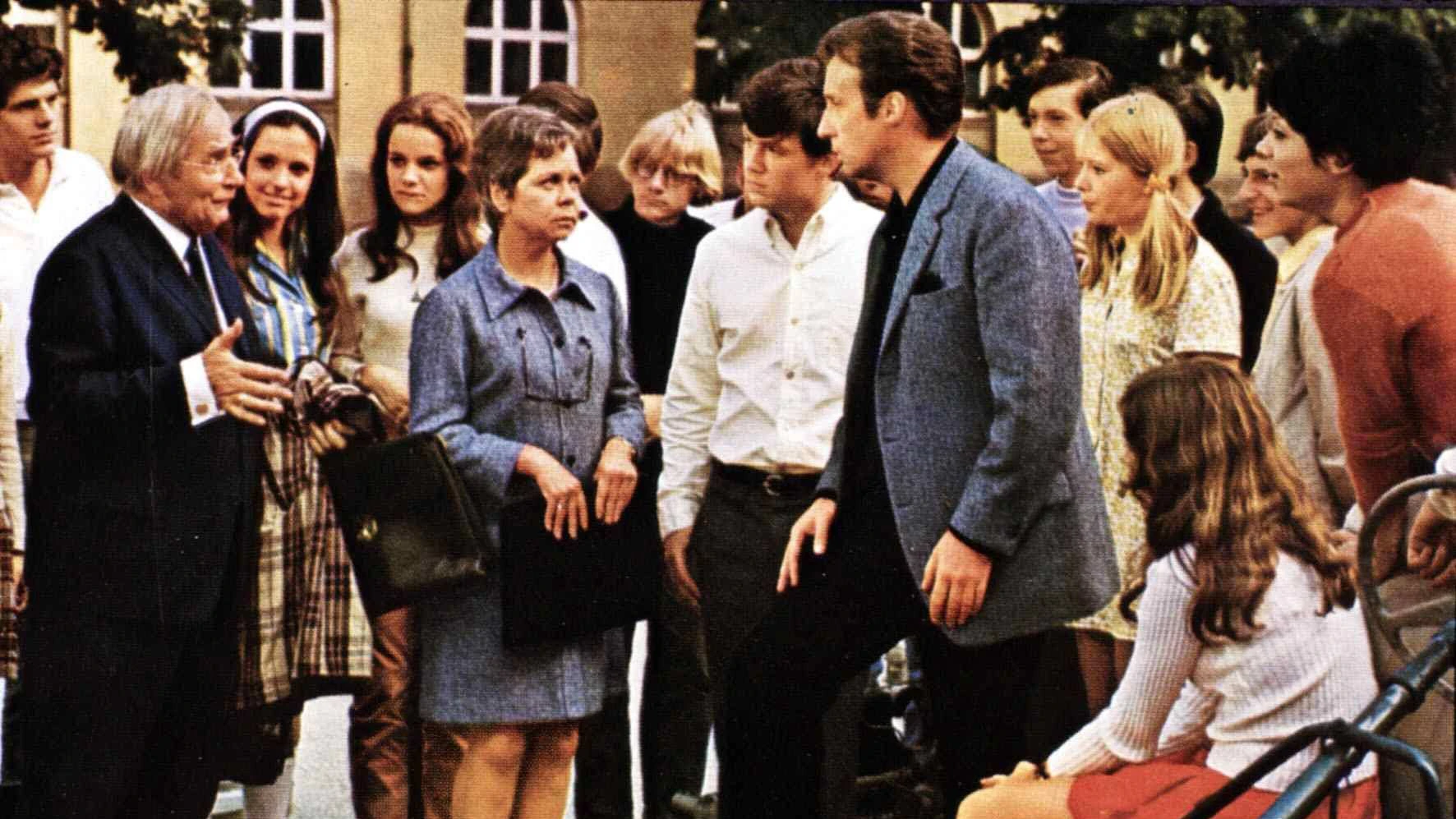 Hansi Kraus (M., im weißen Hemd) und Peter Alexander im Film "Hurra, die Schule brennt!" (1969)
