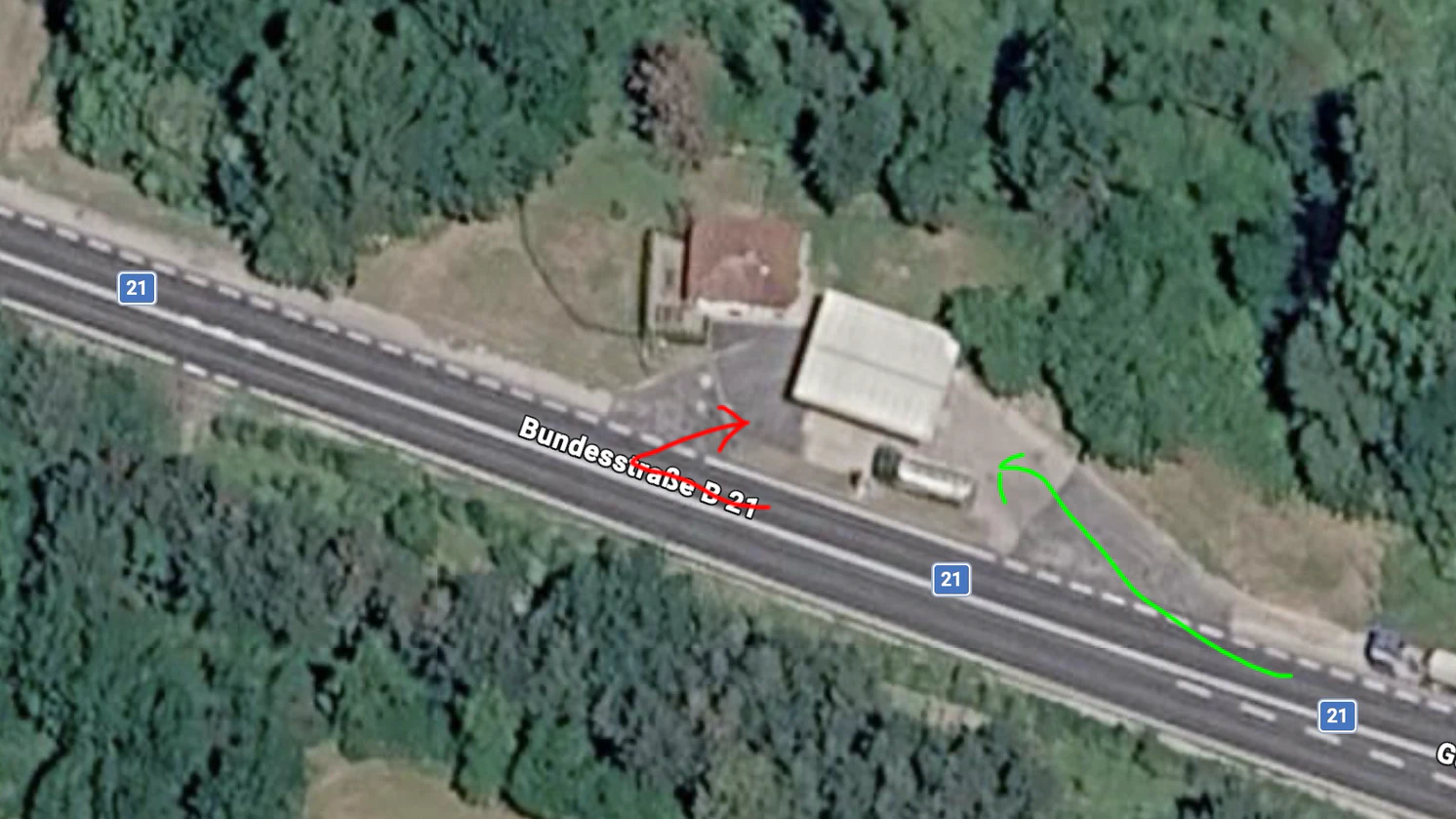 Grün: So fuhren viele bisher zur Tankstelle. Rot: So sollten Fahrer zur Tankstelle einbiegen, wenn die erste Zufahrt blockiert wäre.