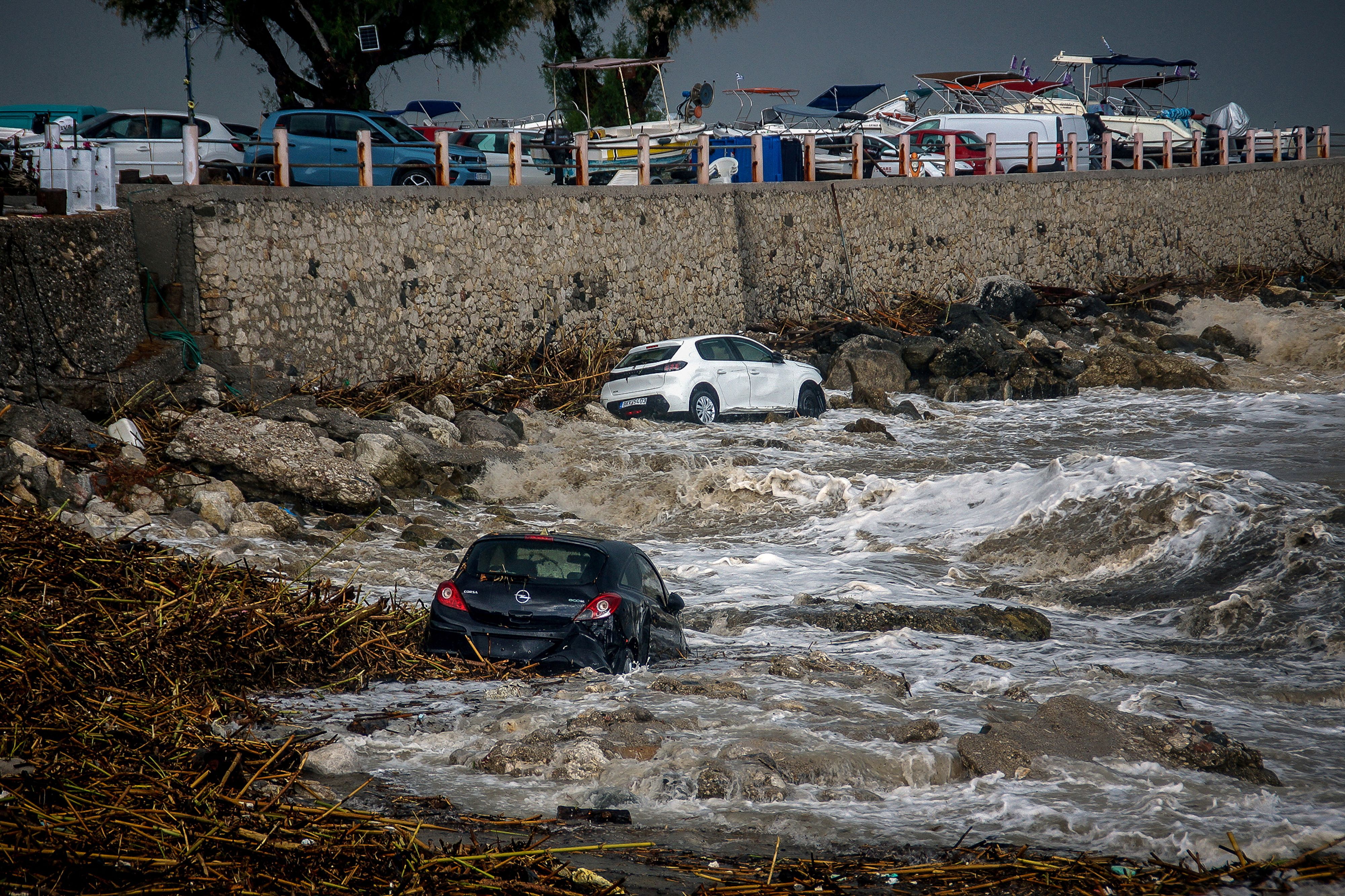 Heute.at - Ein Toter, Autos im Meer – Insel ruft Notstand aus