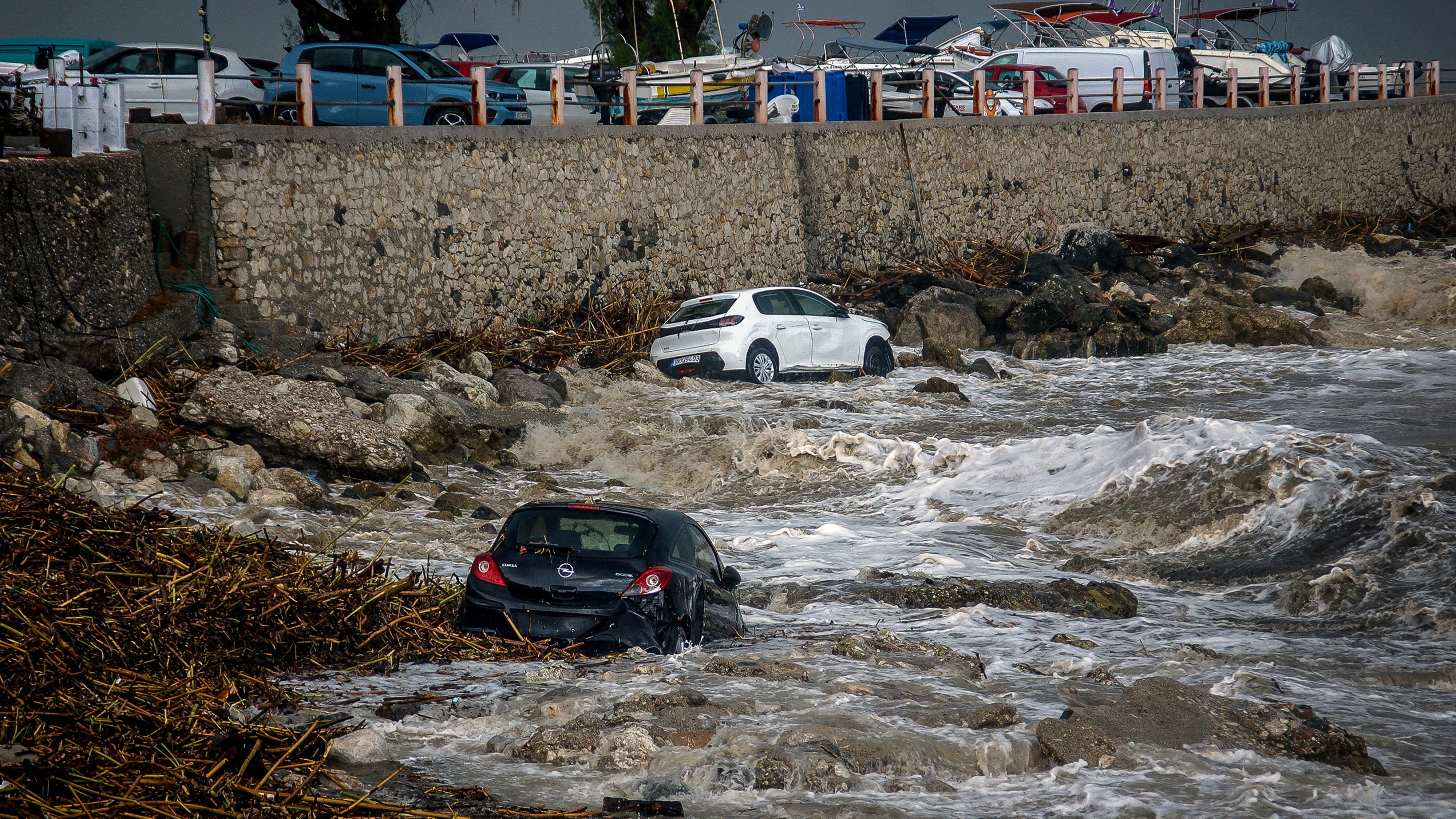 Heute.at - Ein Toter, Autos im Meer – Insel ruft Notstand aus