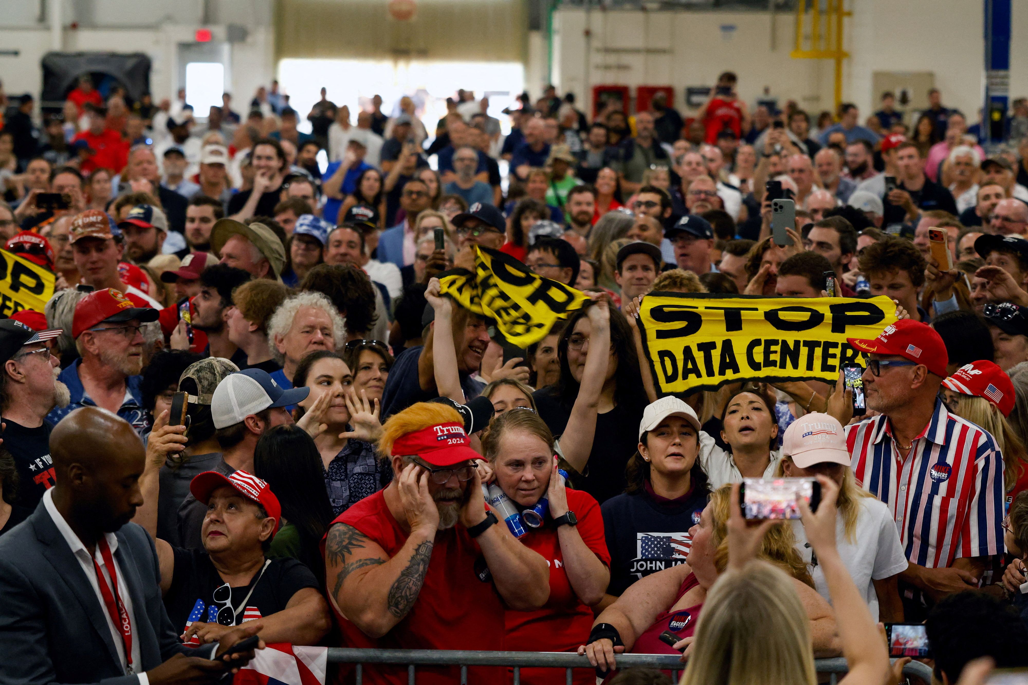 Protest gegen KI-Rechenzentren in Milford, Michigan, während eines Besuchs von US-Präsident Trump bei General Motors