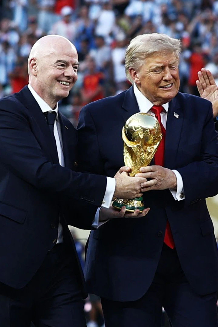 Donald Trump und FIFA-Präsident Gianni Infantino nach dem Finale mit dem WM-Pokal