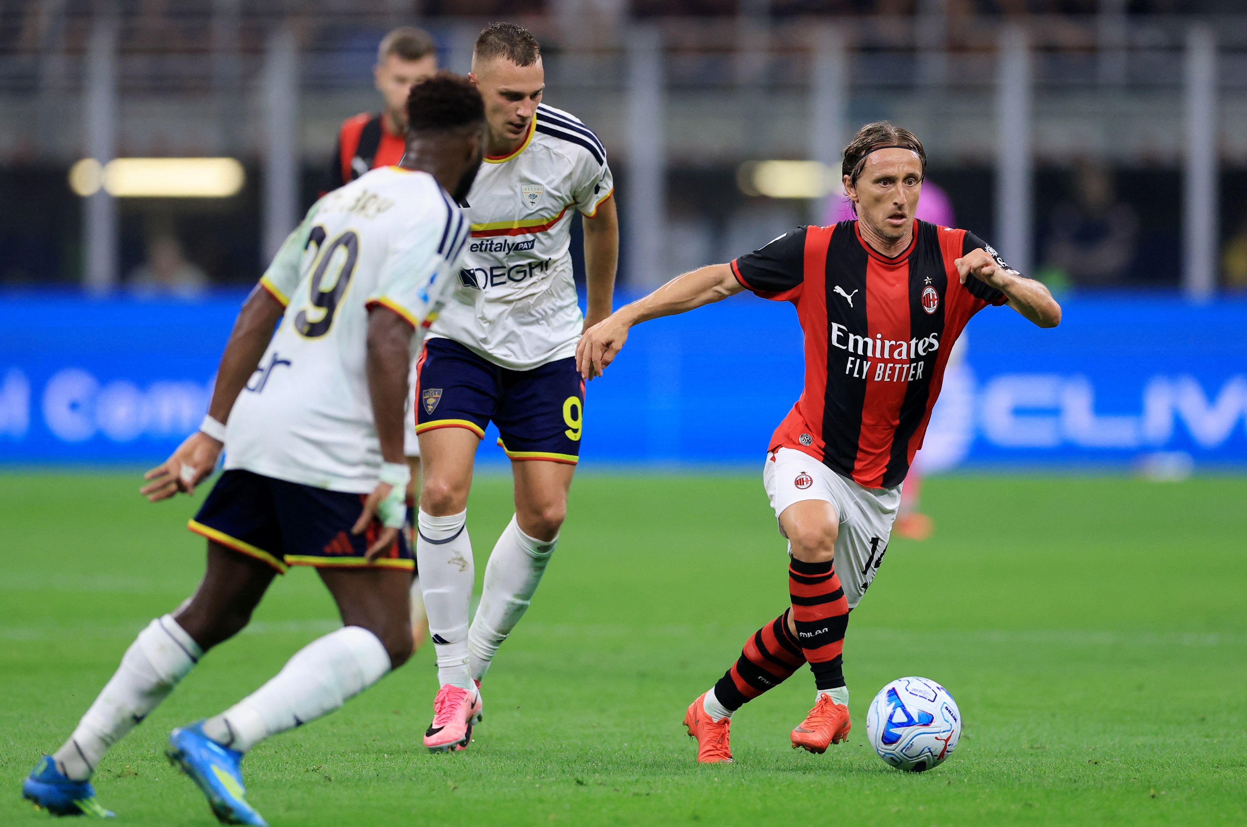 Milan-Star Luka Modric sitzt zu Beginn nur auf der Bank. 