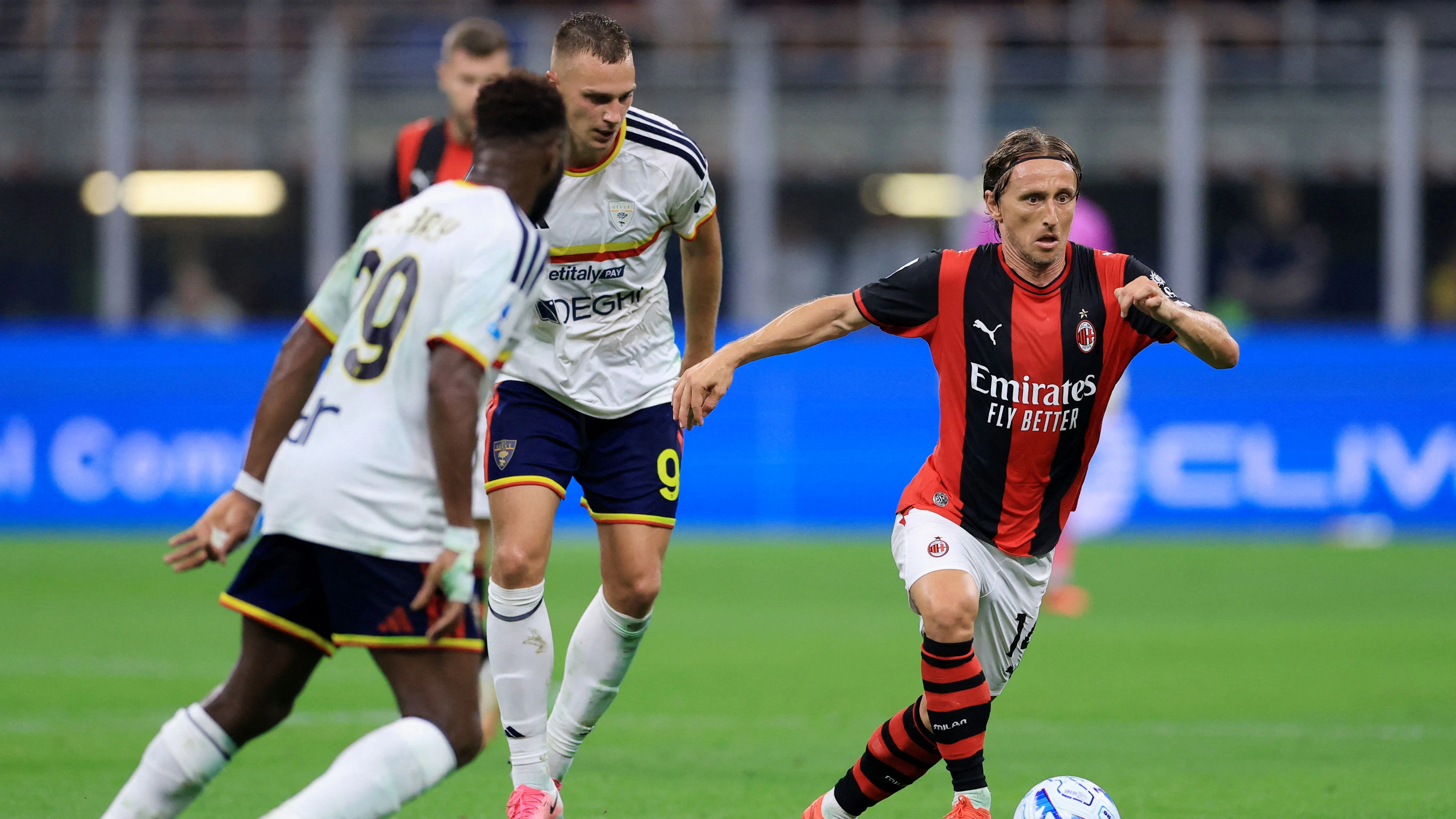 Milan-Star Luka Modric sitzt zu Beginn nur auf der Bank. 