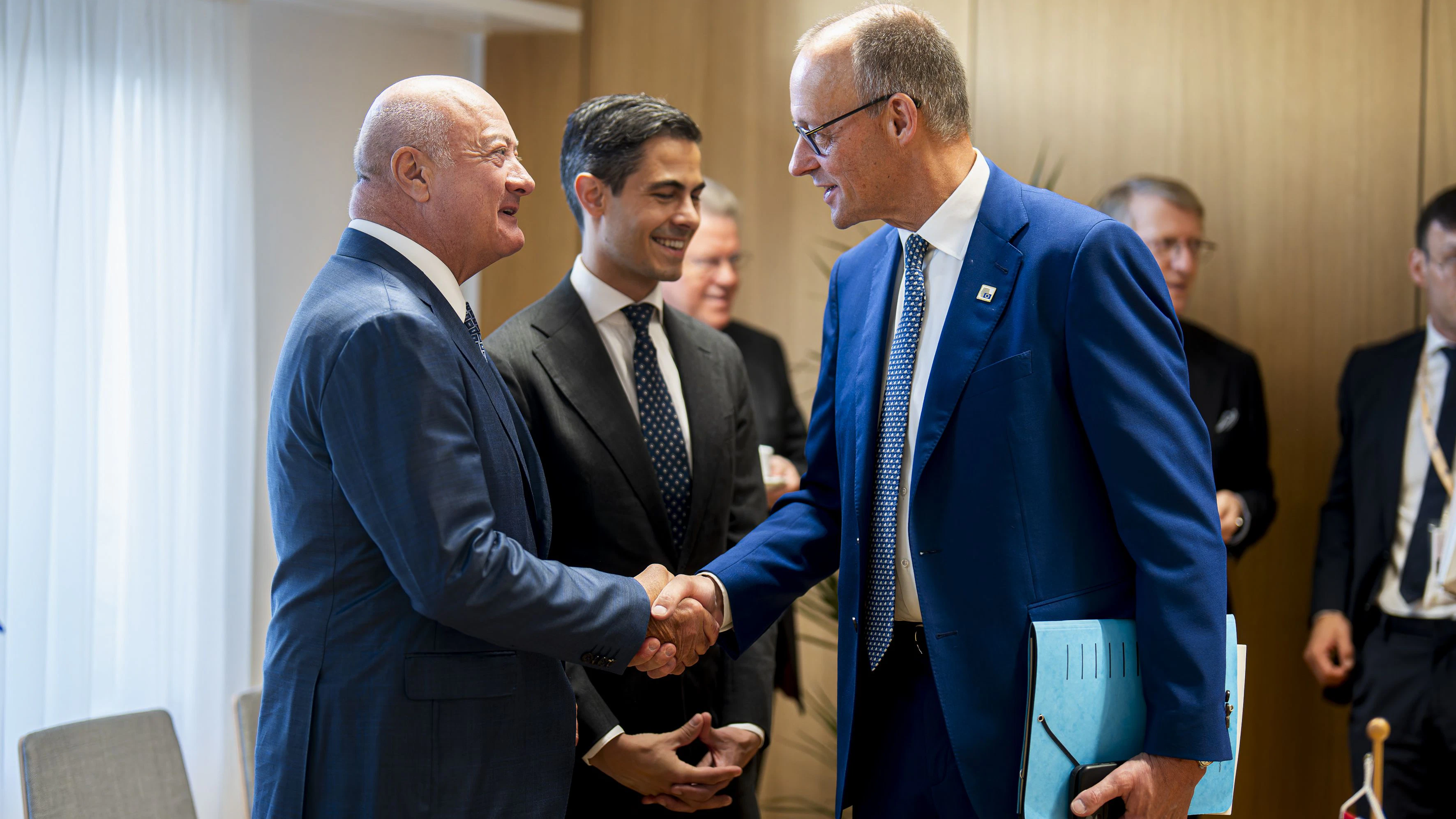 Handshake mit dem deutschen Kanzler Friedrich Merz (CDU).
