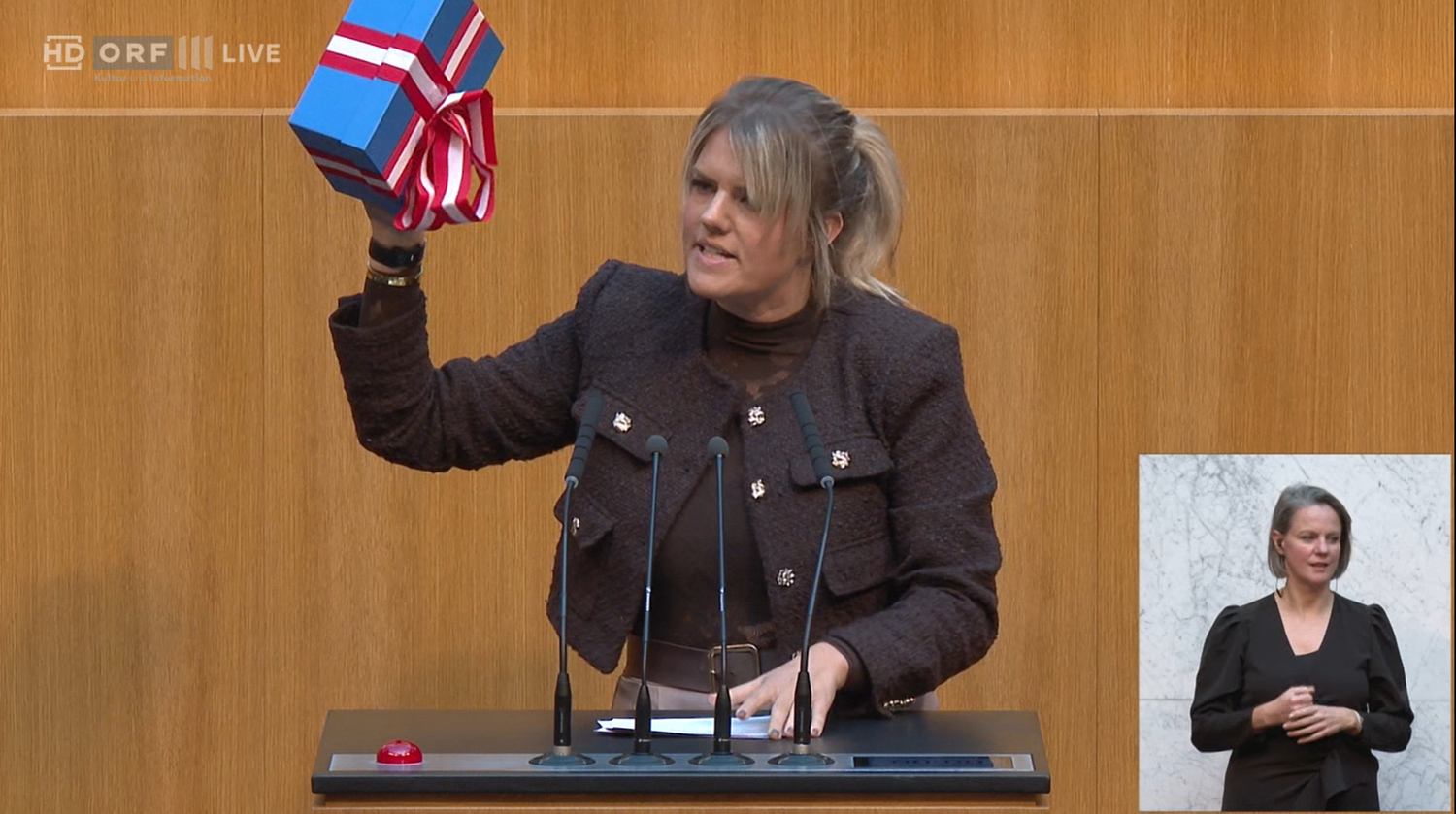 NEOS-Parlamentarierin Lisa Aldali überreichte der FPÖ ein 