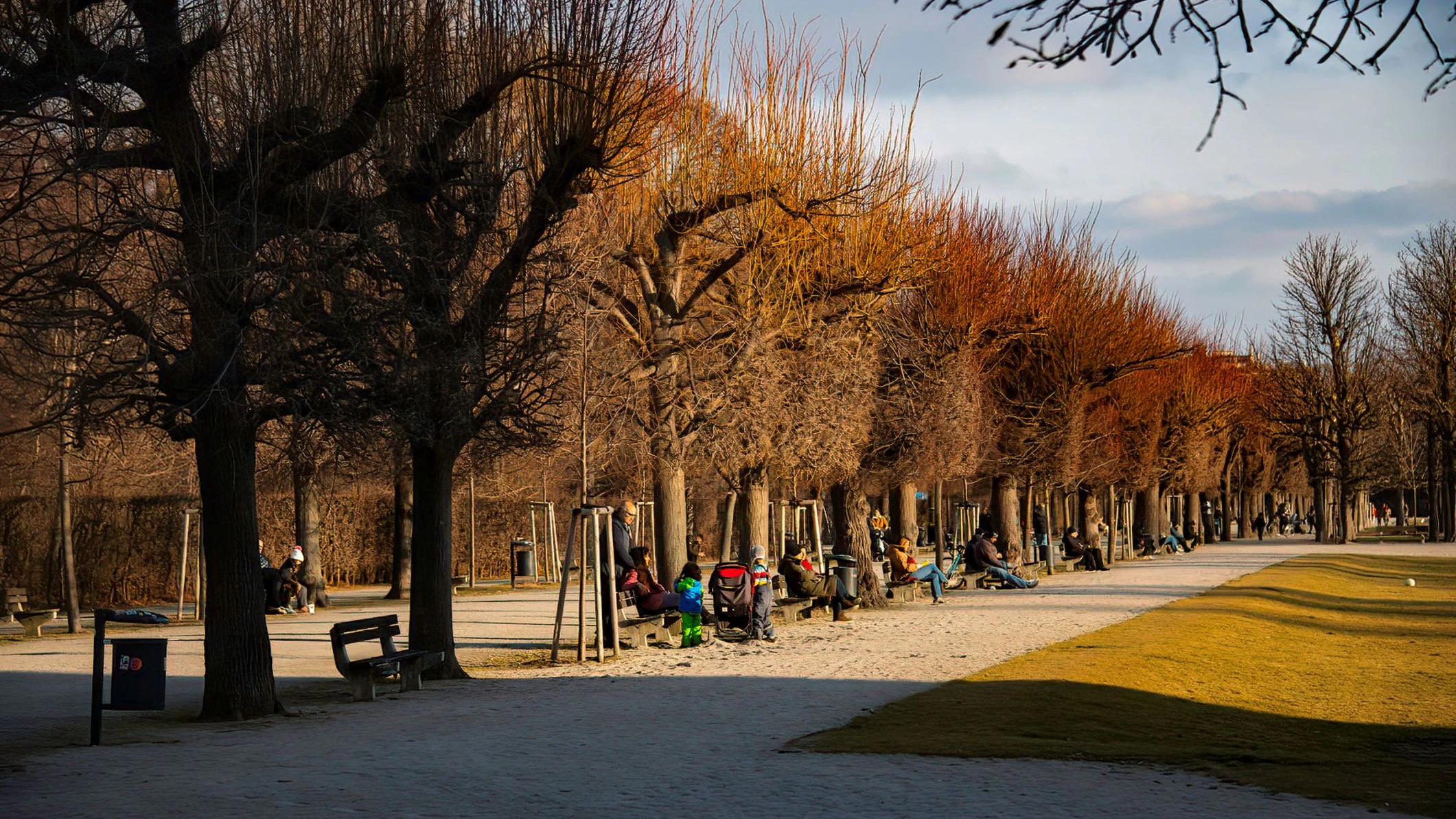 Bei schwachem bis mäßigem Nordwestwind steigen die Temperaturen auf 16 bis 19 Grad.