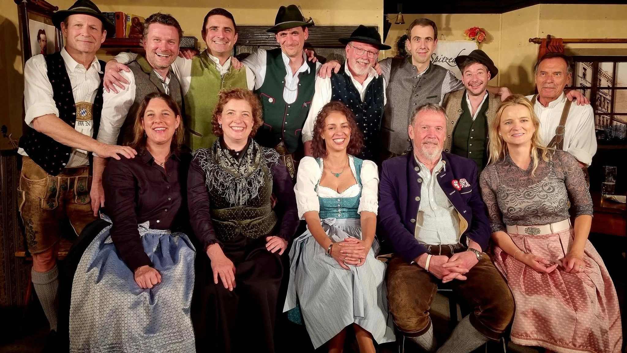 Im April 2024 feierte Hansi Kraus (vorne, 2.v.re.) im Kreise von Schauspielkollegen sein 60-jähriges Bühnenjubiläum.