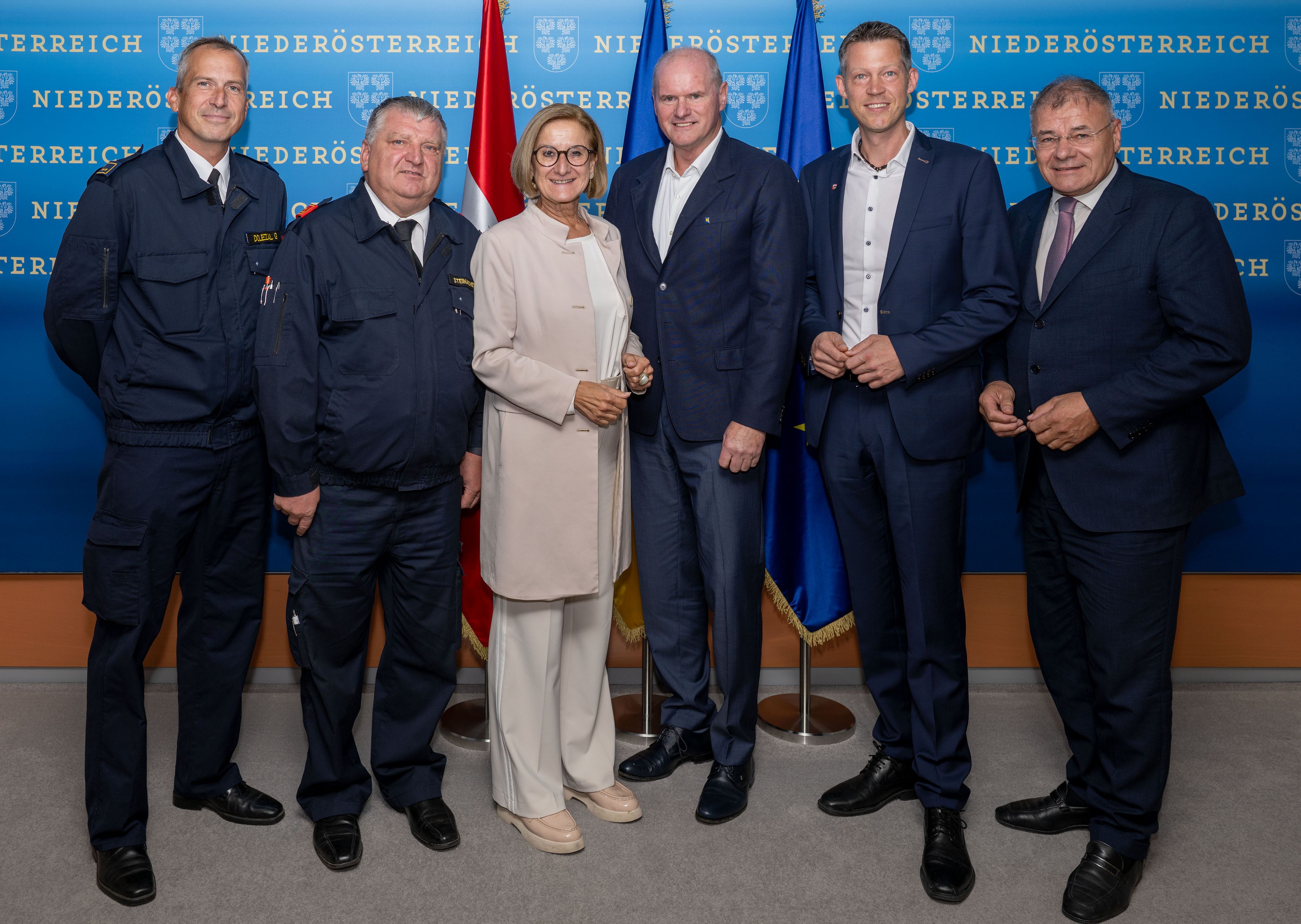 Landeshauptfrau Johanna Mikl-Leitner mit (v.l.) Oberverwalter Georg Dolezal und Kommandant Michael Steinacher (FF Reichenau), Bürgermeister Johann Döller, gfGR Johannes Ledolter und Gemeinderat Christian Blazek.