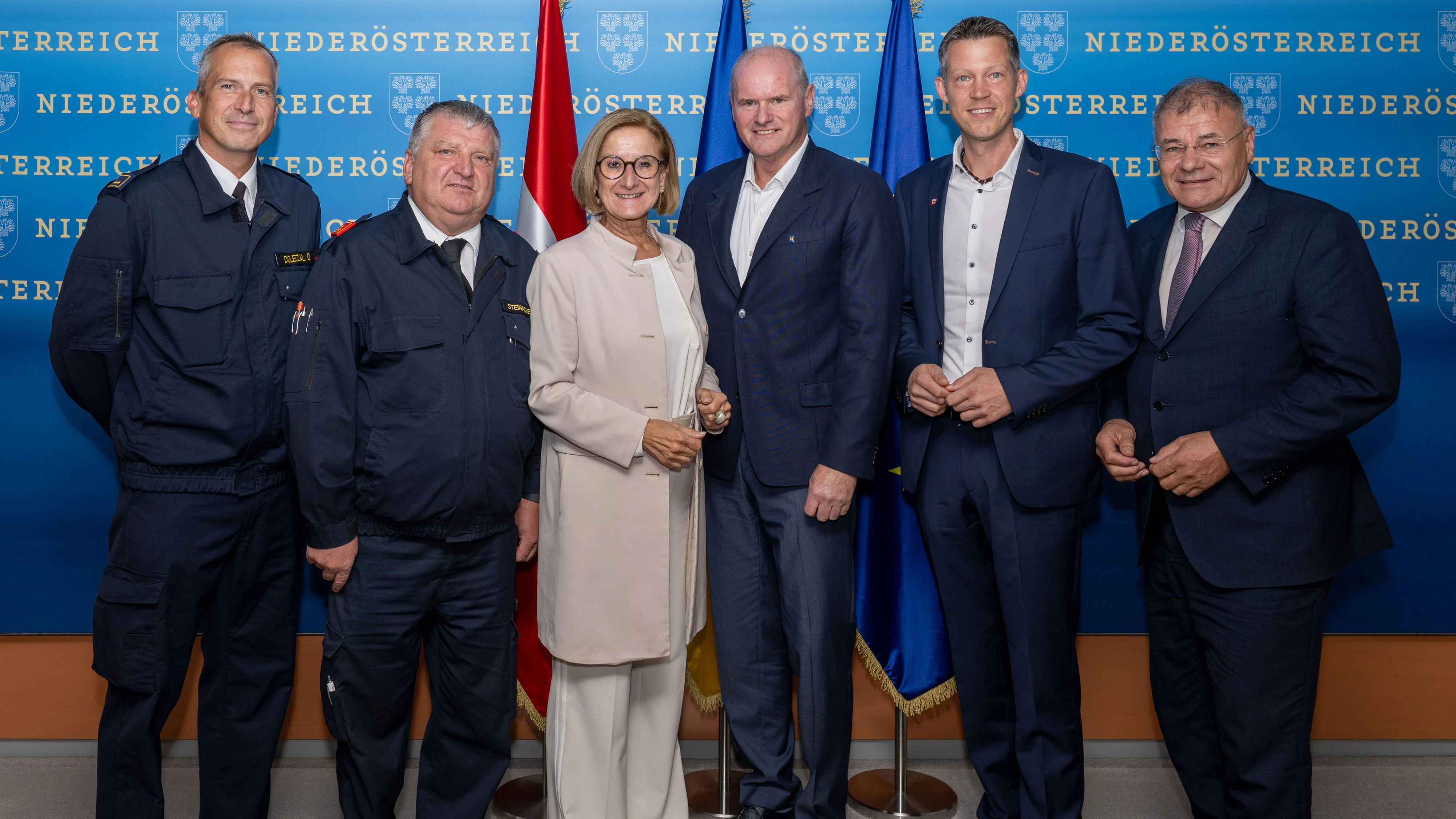 Landeshauptfrau Johanna Mikl-Leitner mit (v.l.) Oberverwalter Georg Dolezal und Kommandant Michael Steinacher (FF Reichenau), Bürgermeister Johann Döller, gfGR Johannes Ledolter und Gemeinderat Christian Blazek.