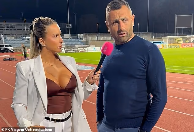 Trainer David Oulehla schaut die Moderatorin während des Interviews kaum an. 