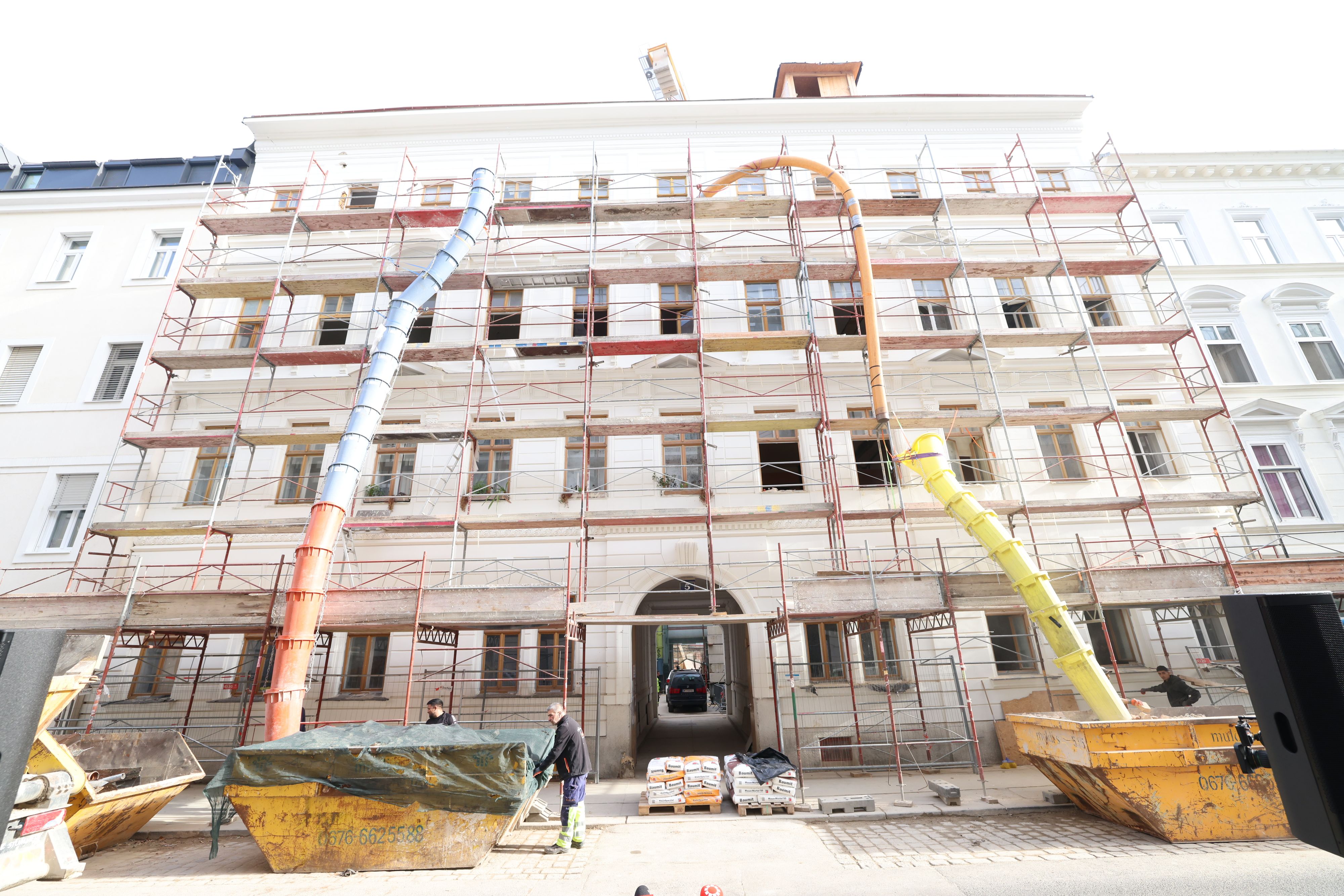 Seit einem Jahr müssen Mieter in dem Wohnhaus in der Landstraße ohne Heizung und Warmwasser auskommen.