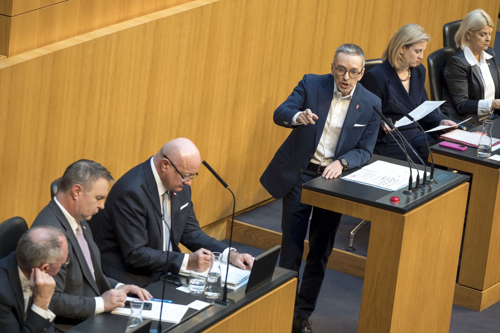 FPÖ-Chef Herbert Kickl will mit einem Misstrauensantrag die Regierung Stocker-Babler-Meinl aus dem Amt hebeln.