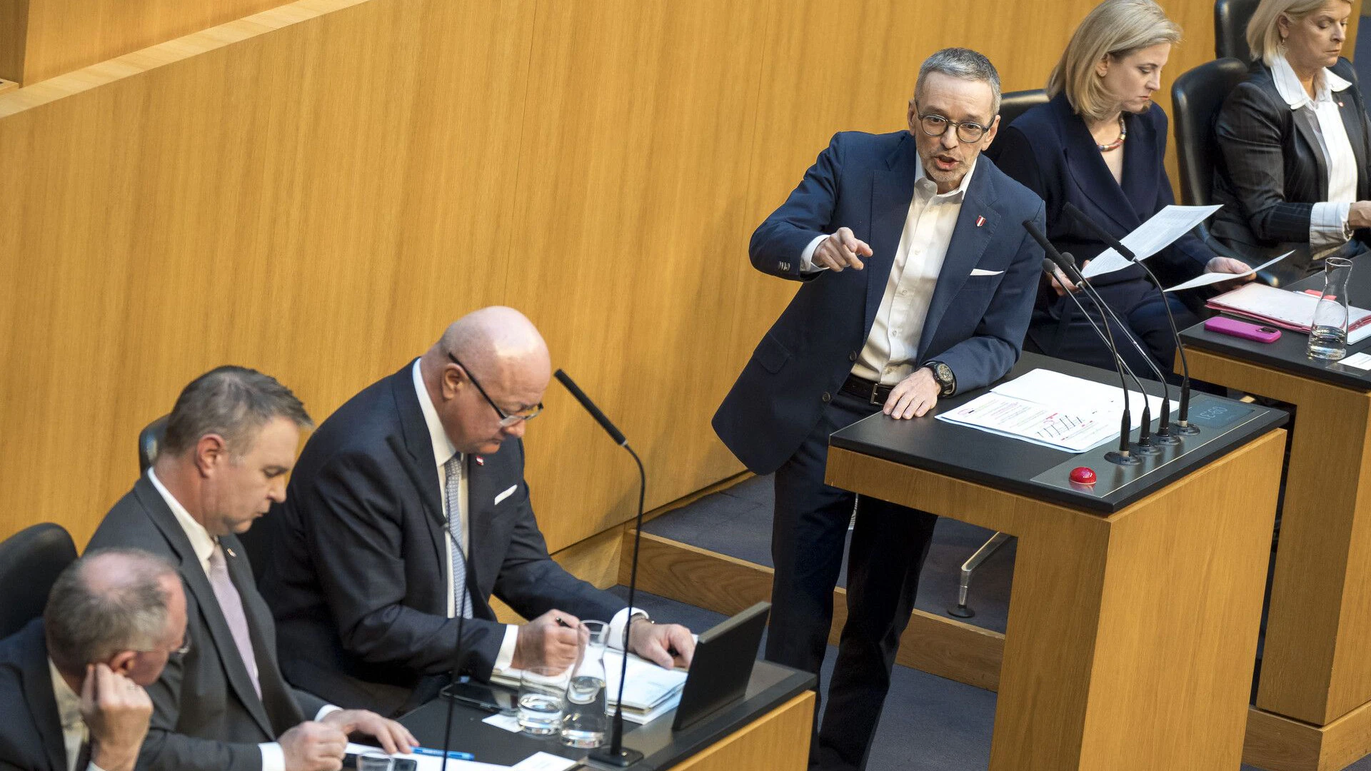 FPÖ-Chef Herbert Kickl will mit einem Misstrauensantrag die Regierung Stocker-Babler-Meinl aus dem Amt stürzen.