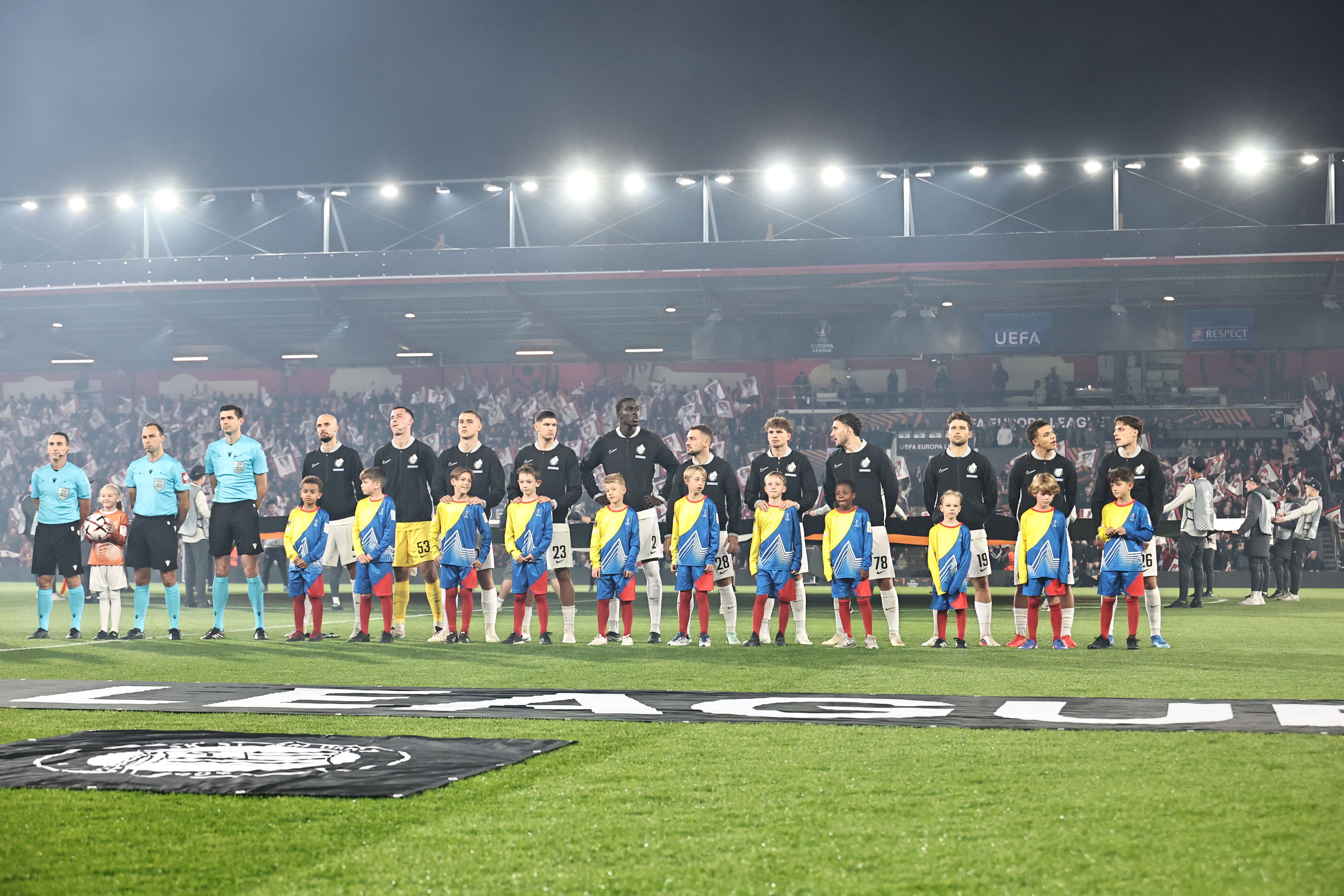 Die Spieler von Sturm Graz protestierten, sie überklebten den Namen Graz im Wappen. 