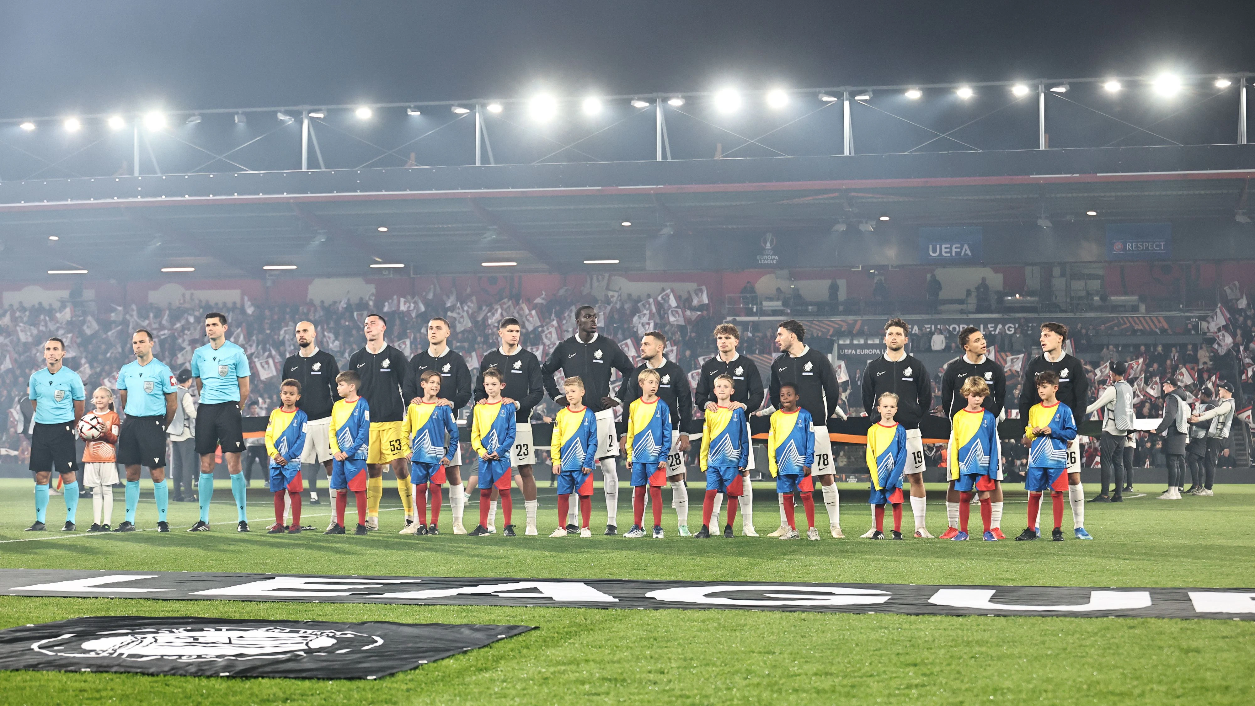 Die Spieler von Sturm Graz protestierten, sie überklebten den Namen Graz im Wappen. 