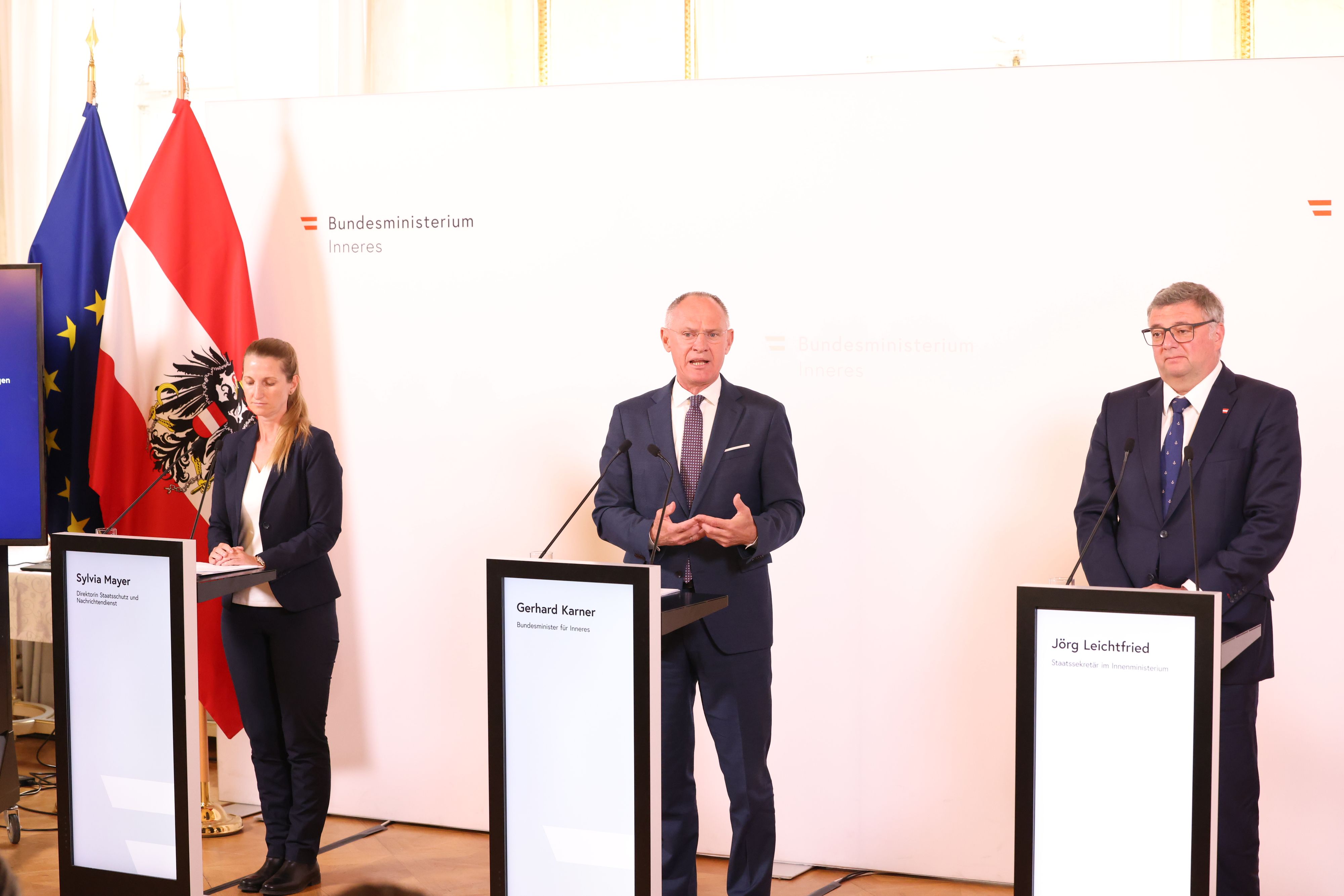 DSN-Chefin Sylvia Mayer, Innenminister Gerhard Karner und Staatssekretär Jörg Leichtfried warnen vor einer neuen Form des Extremismus.