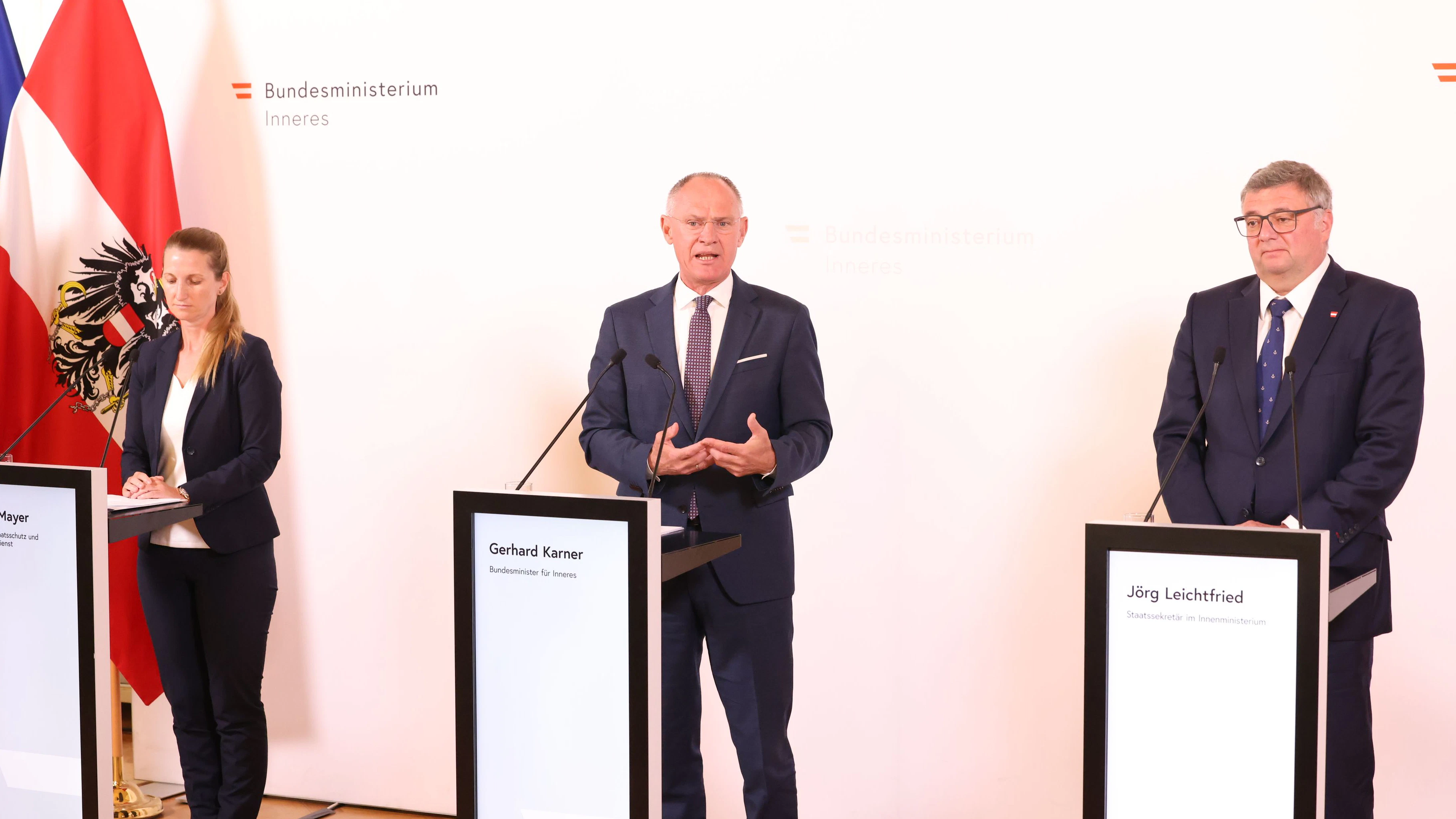 20260504 / verfassungsschutzbericht 2025 präsentation gerhard karner minister Sylvia Mayer iDirektorin der Direktion Staatsschutz und Nachrichtendienst (DSN) in Österreich, jörg leichtfried / foto: denise auer / tageszeitung heute 