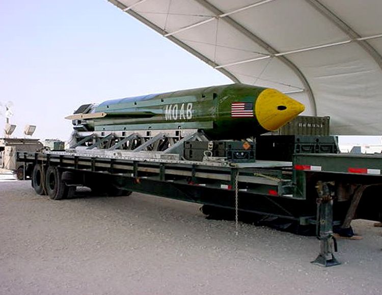 Die Bombe vom Typ GBU-43/B Massive Ordnance Air Blast ist auch als 