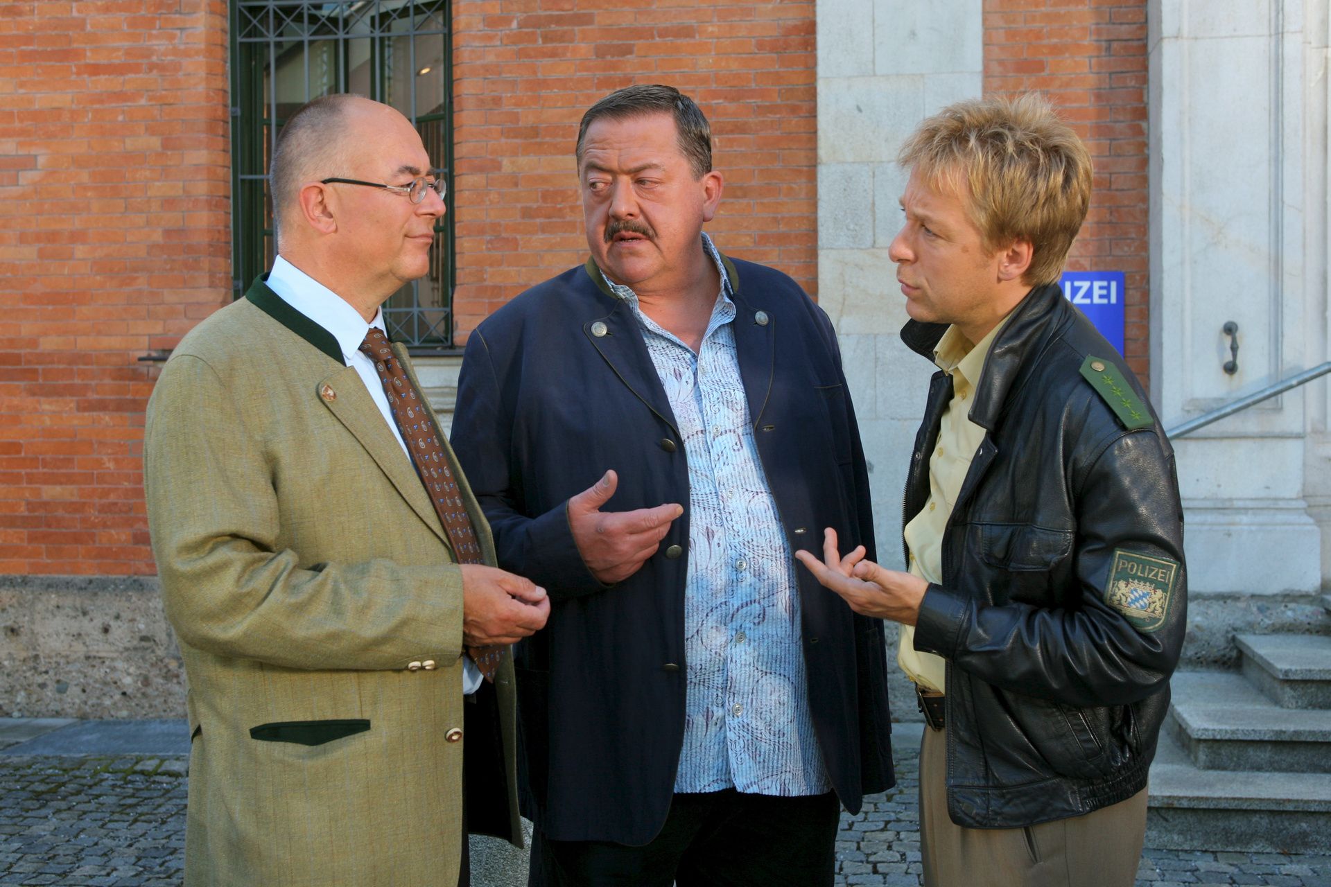 Polizeidirektor Gert Achtziger (Alexander Duda, l.), Kommissar Korbinian Hofer (Joseph Hannesschläger, M.) und Polizist Michi Mohr (Max Müller, r.) ermitteln im Mordfall Karl Enthammer.