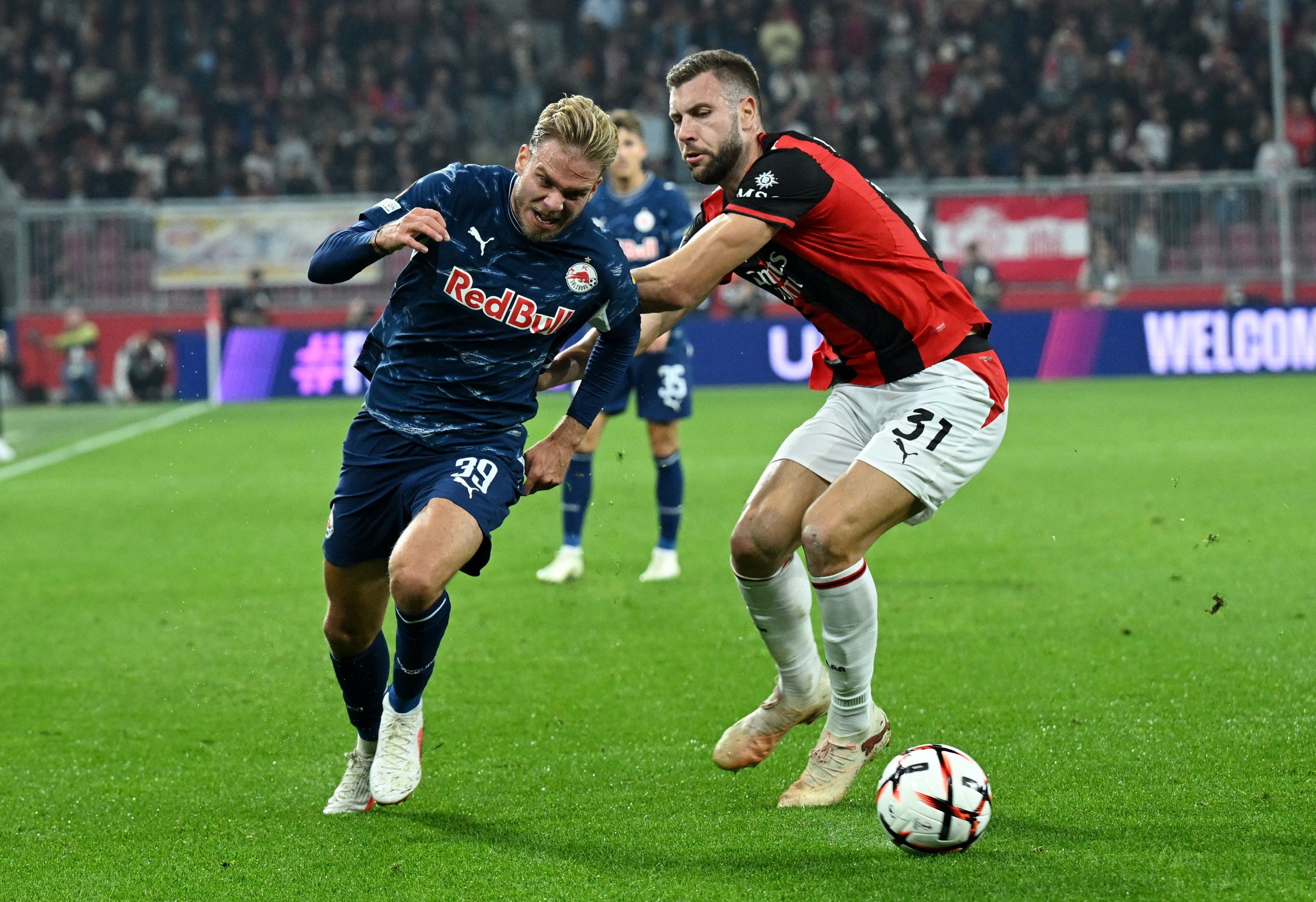 Der Ex-Salzburger Strahinja Pavlovic im Duell gegen Red Bull Salzburg. 