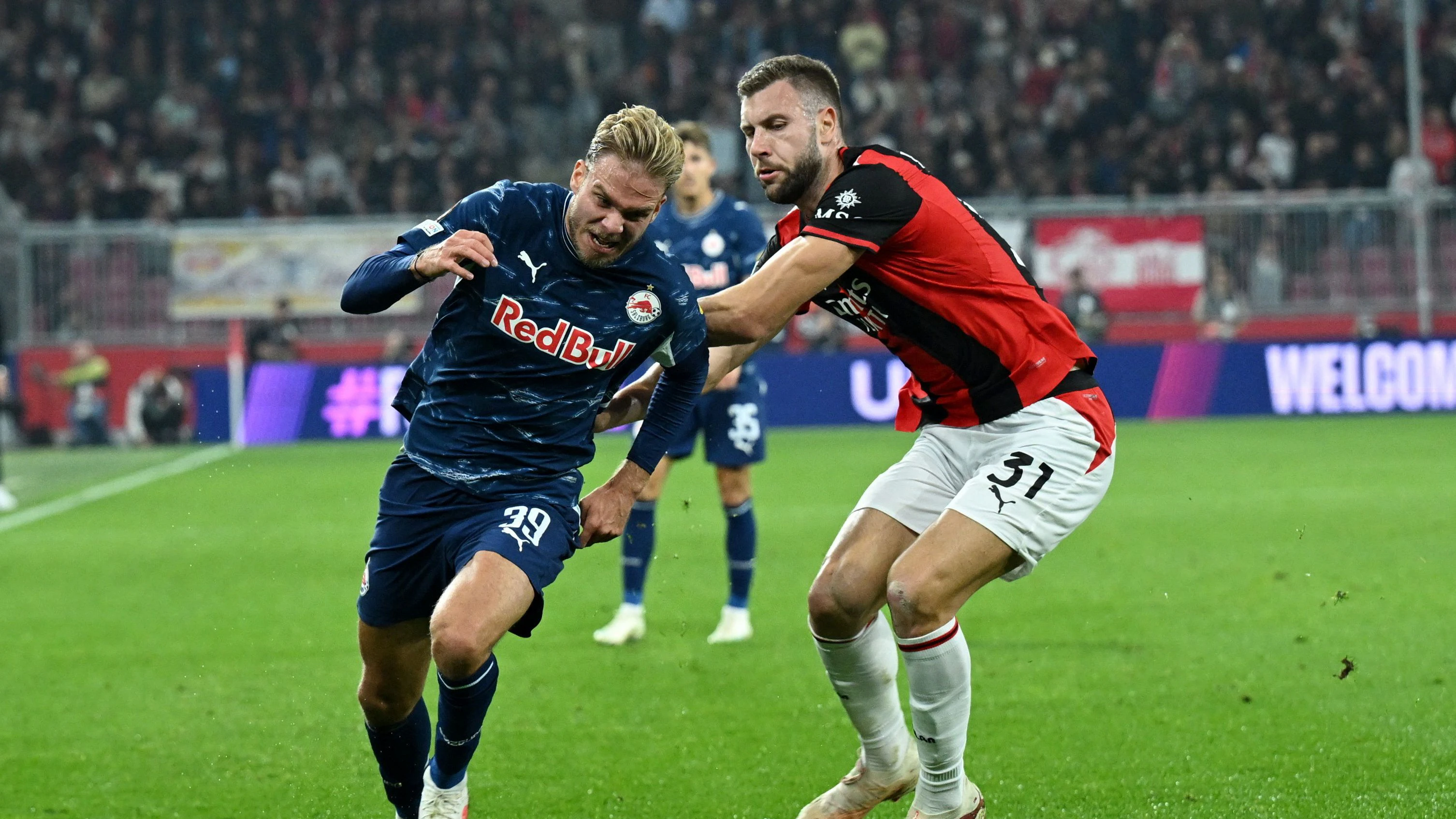 Der Ex-Salzburger Strahinja Pavlovic im Duell gegen Red Bull Salzburg. 