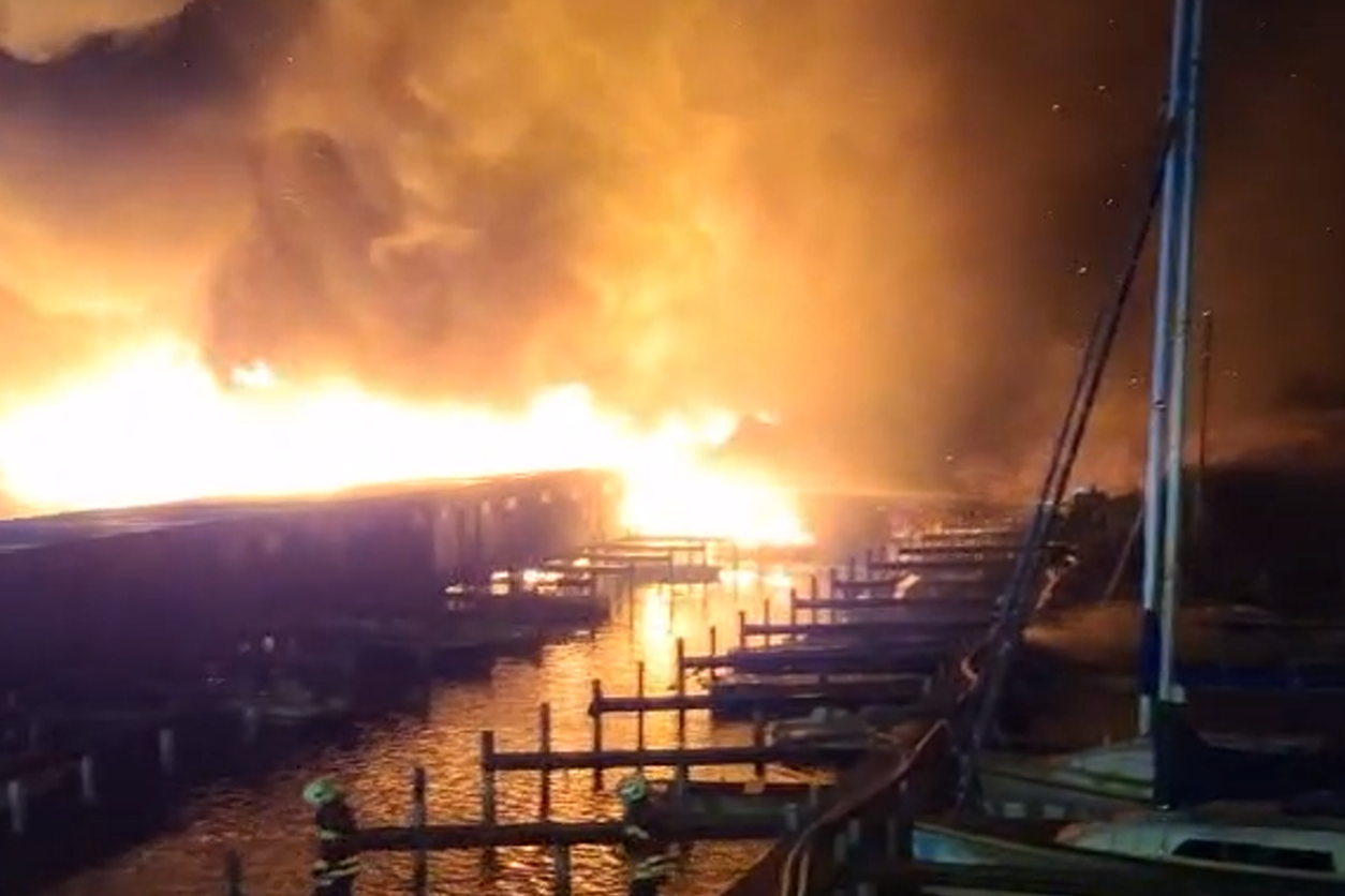 In Rust kam es zum Großbrand am Mittwochabend. Bootsgaragen brannten vollständig ab.