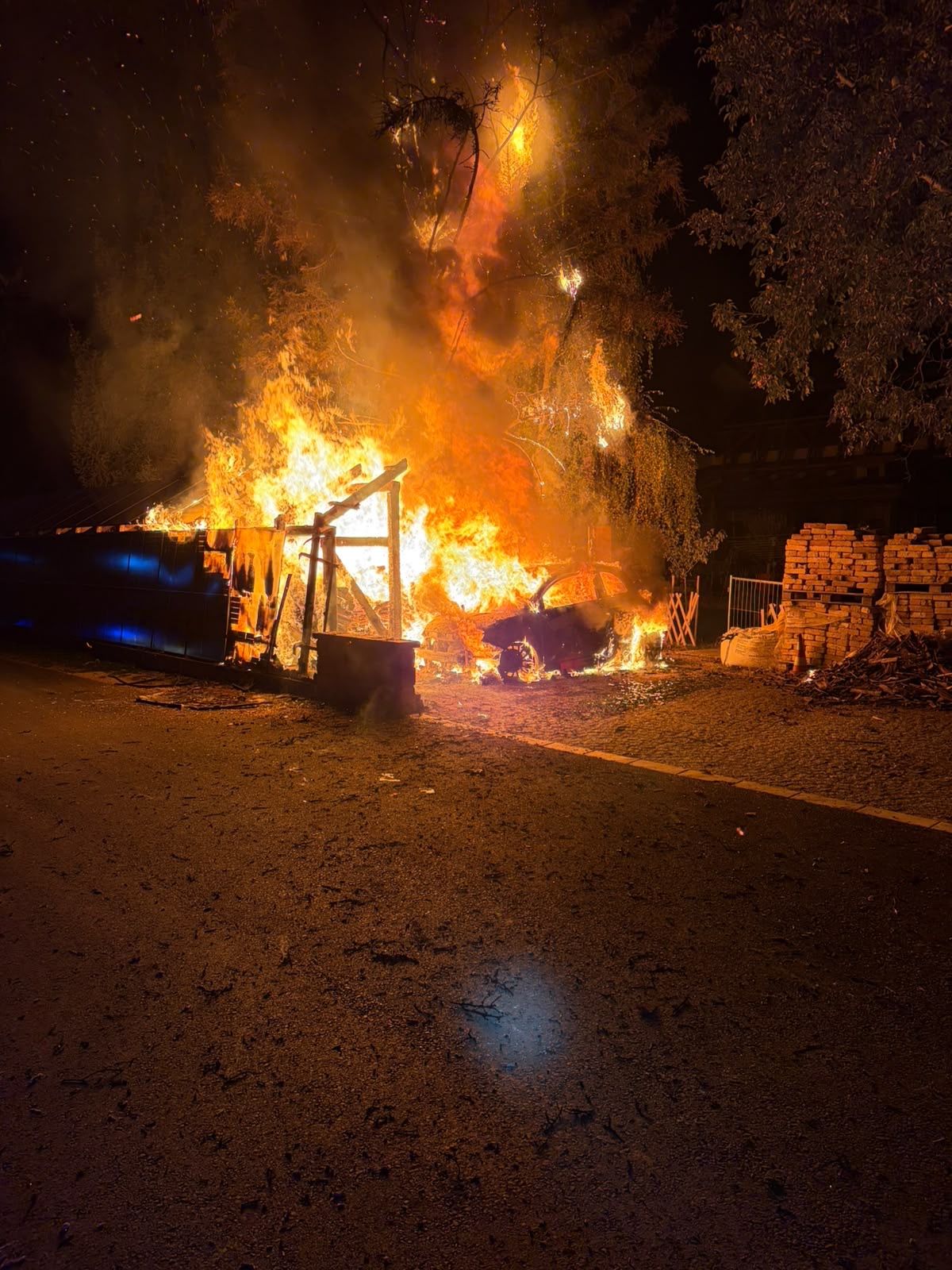 Insgesamt standen zwölf Feuerwehrleute mit drei Fahrzeugen im Einsatz.