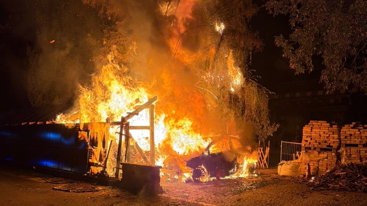 Insgesamt standen zwölf Feuerwehrleute mit drei Fahrzeugen im Einsatz.