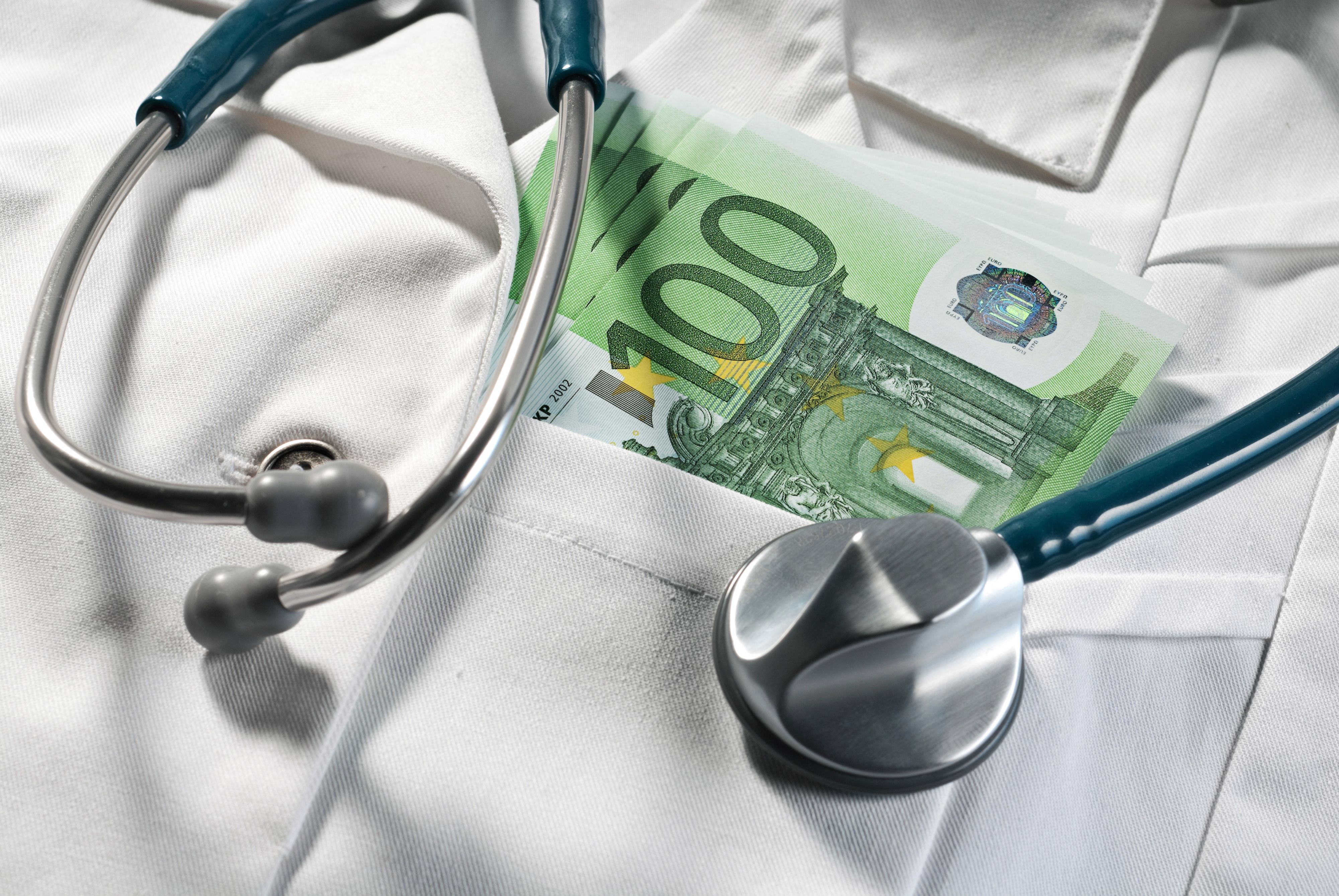 IHS-Check im Auftrag der Arbeiterkammer zeigt: Vorreihung bei OP kostet 200 bis 8.600 Euro.