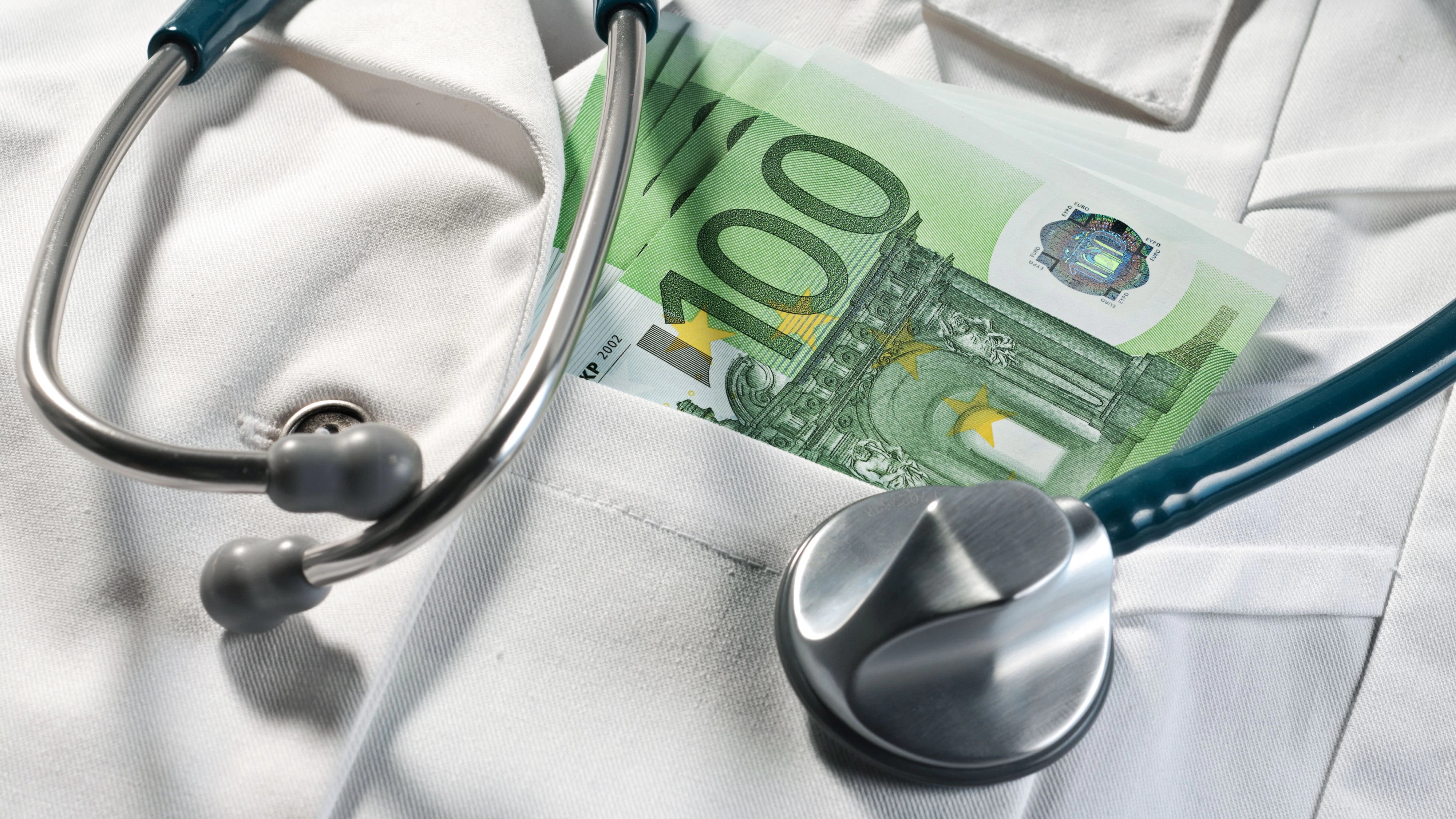 IHS-Check im Auftrag der Arbeiterkammer zeigt: Vorreihung bei OP kostet 200 bis 8.600 Euro.
