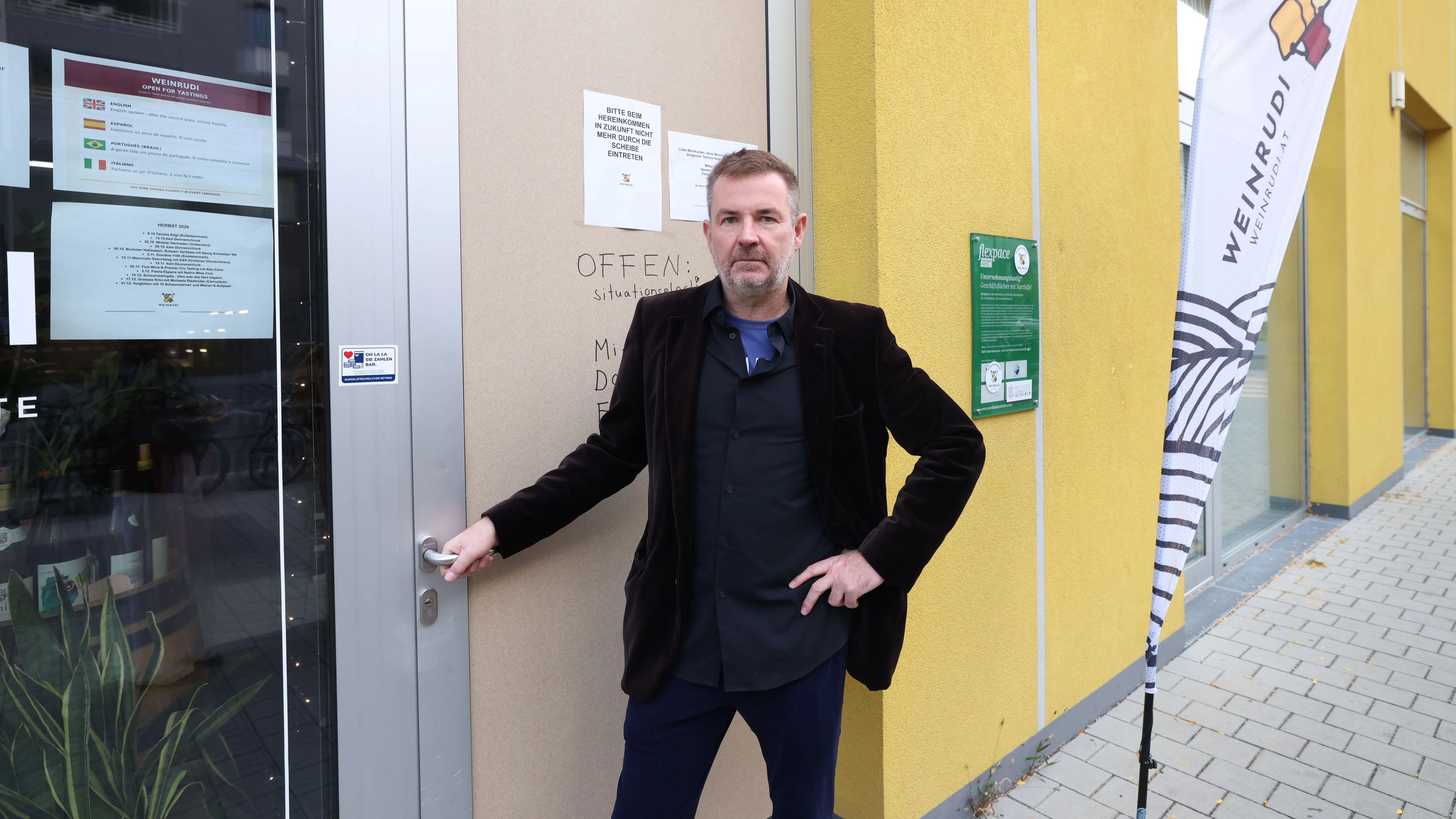 Einbrecher zerstörten die Tür von Rudolf Wranys Weinshop und stahlen 250 Euro.