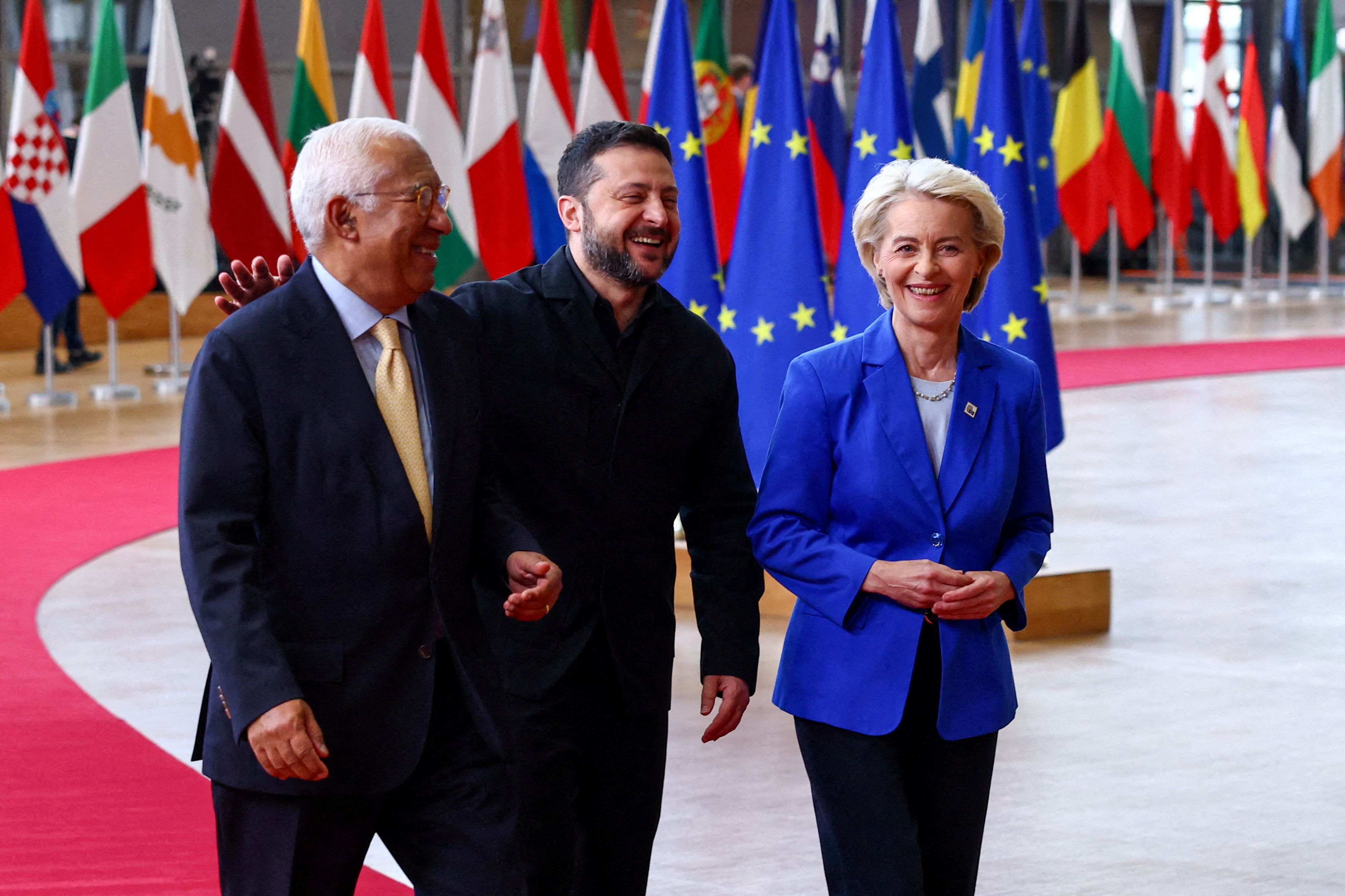 President of the European Council António Costa, Ukrainian President Volodymyr Zelenskiy and President of the European Commission Ursula von der Leyen arrive at a European Union leaders summit in Brussels, Belgium October 16, 2026.  REUTERS/Yves Herman
 REFILE - UPDATING SLUG     TPX IMAGES OF THE DAY     