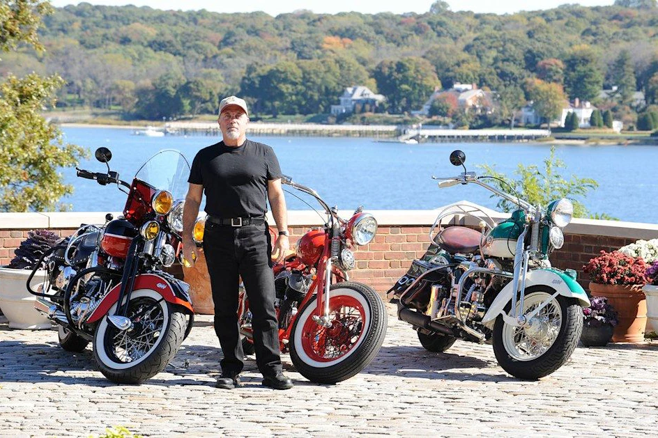 Billy Joel mit einigen der Bikes, die Ende November in New York für einen guten Zweck versteigert werden