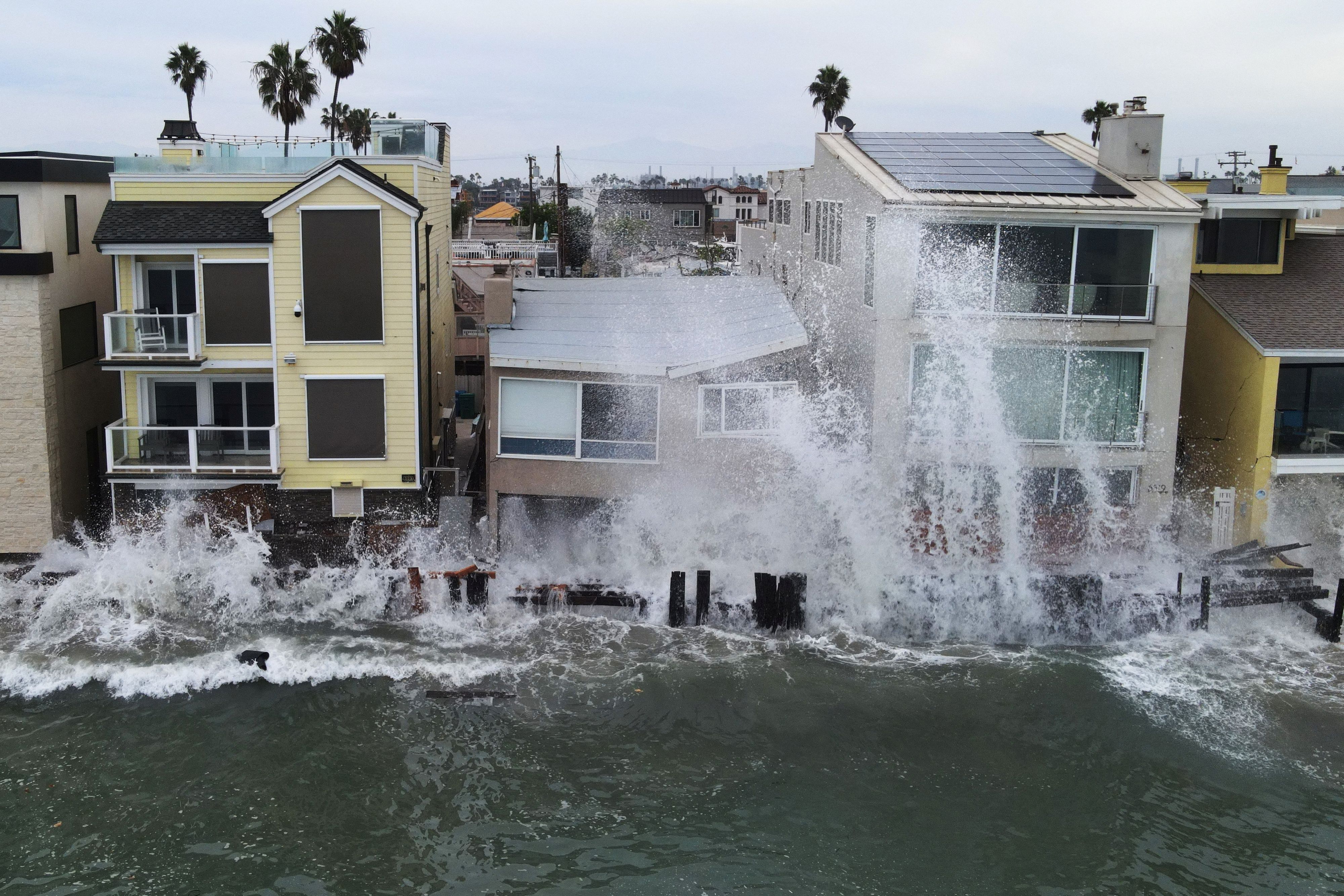 Der Tropensturm Rachel sowie durch El Niño verstärkte Kelvin-Wellen treffen auf die Strandpromenade in Long Beach, Kalifornien (USA).