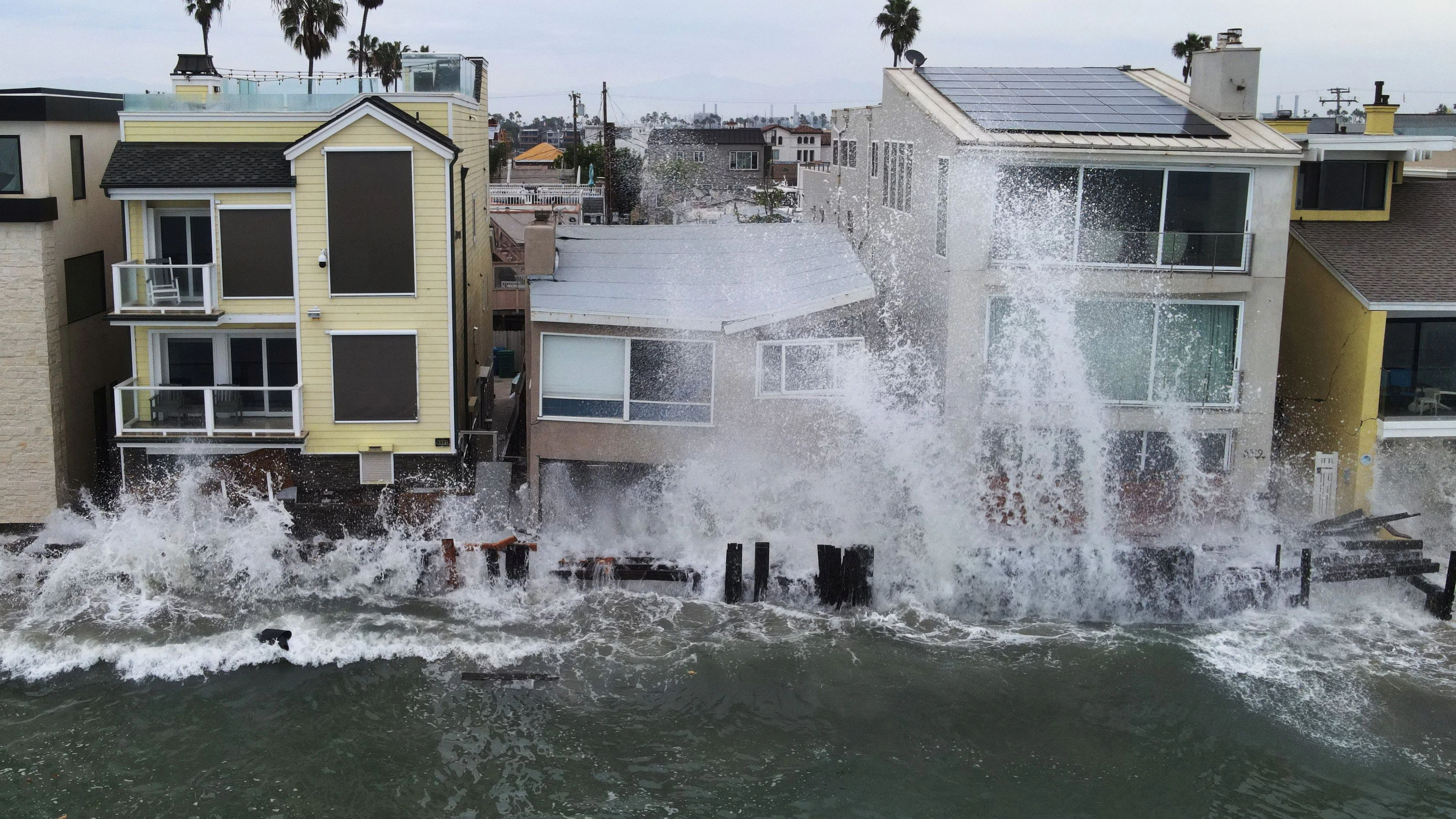 Tropical Storm Rachel and El Nino fueled Kelvin waves pound the boardwalk in Long Beach, California, US October 10, 2026.  REUTERS/David Swanson