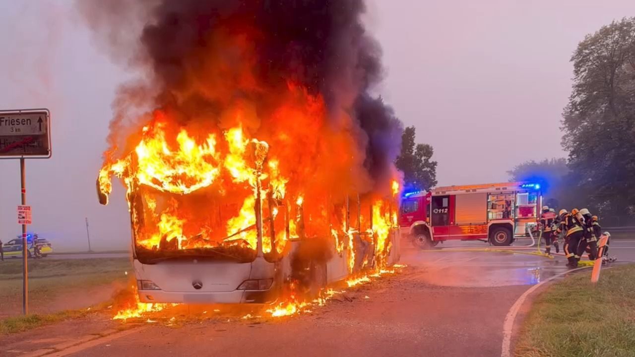 Ein Schulbus stand vollständig in Flammen.