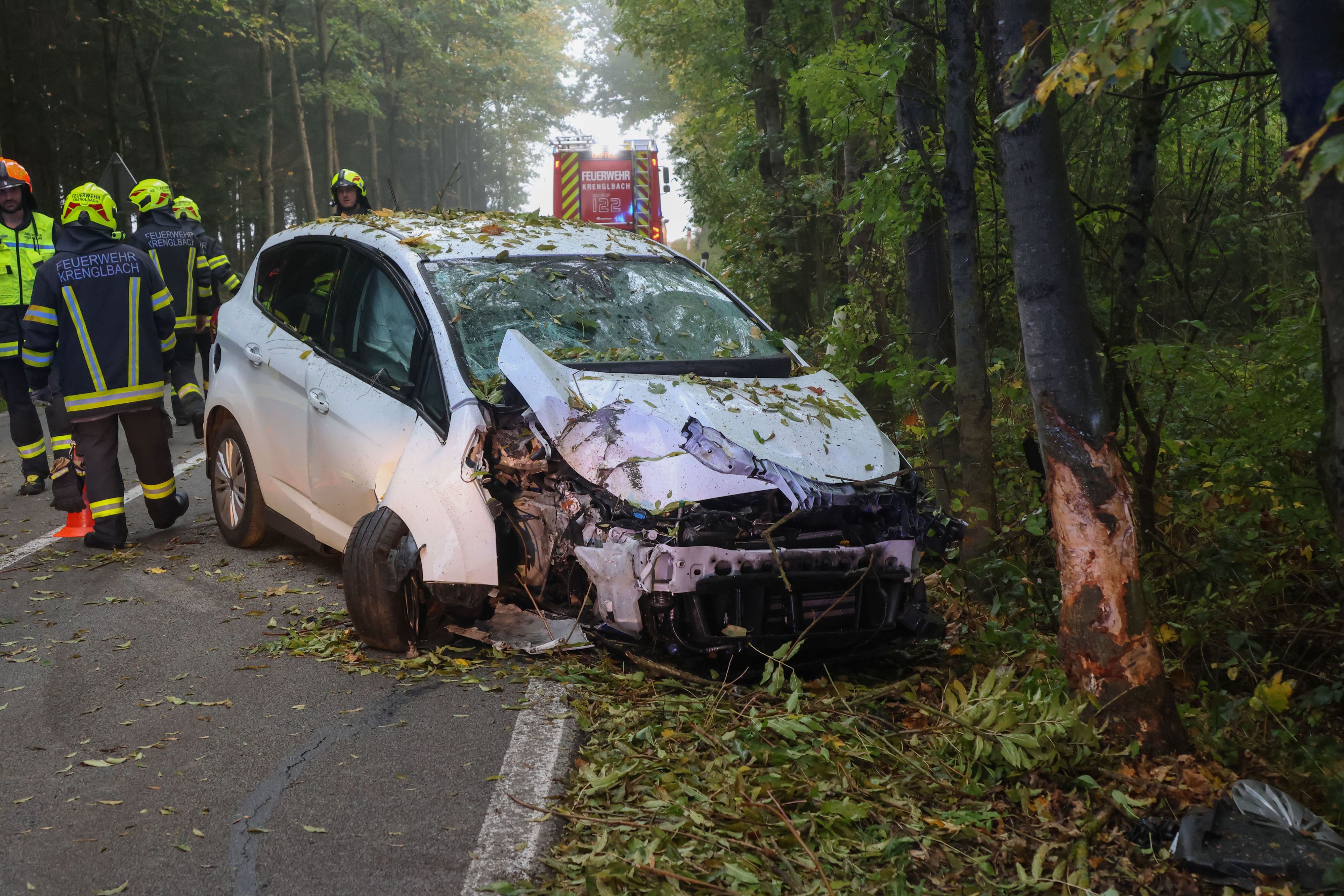 Heute.at - Autofahrer kommt von Straße ab und kracht in Baum