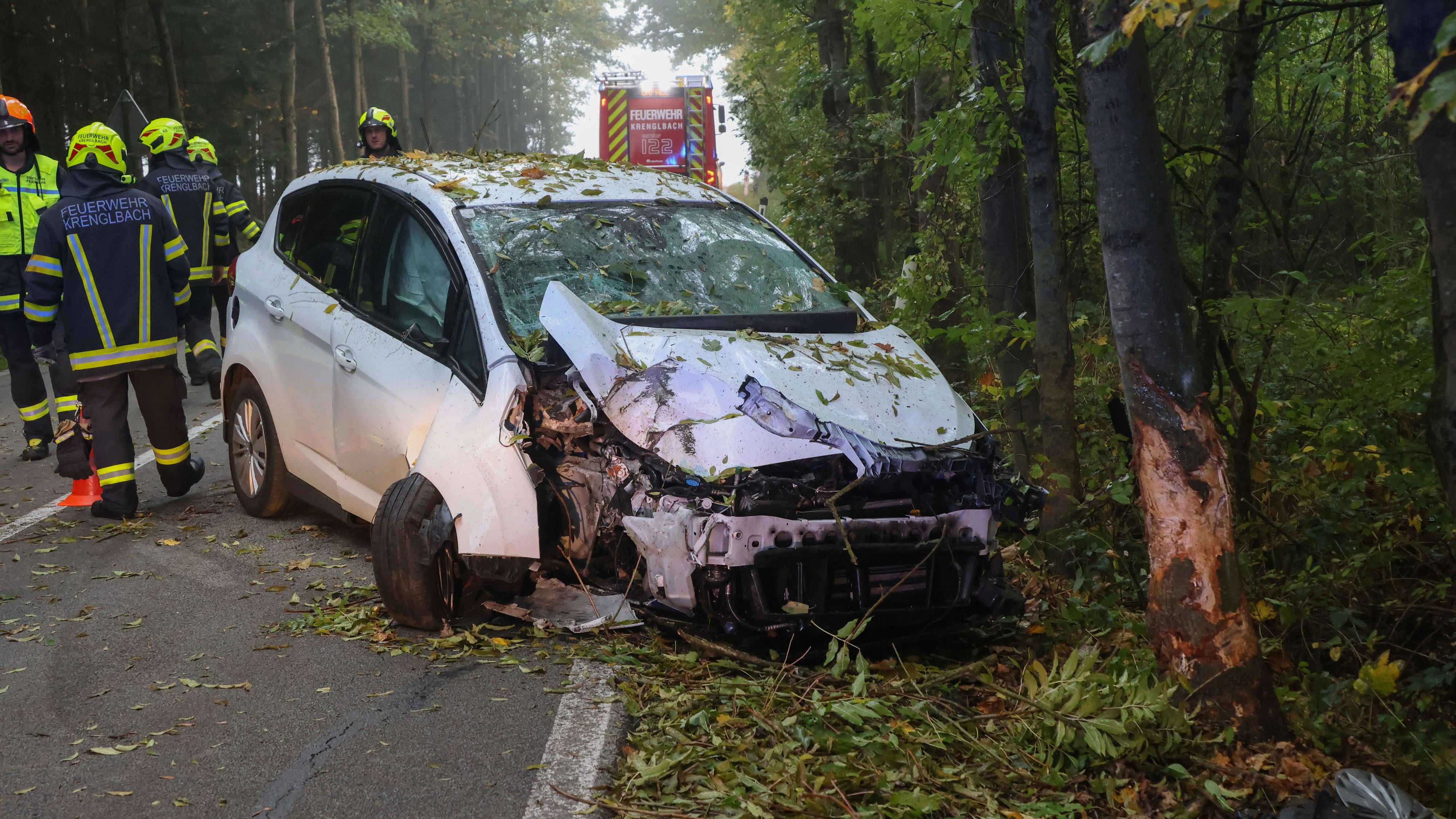 Heute.at - Autofahrer kommt von Straße ab und kracht in Baum