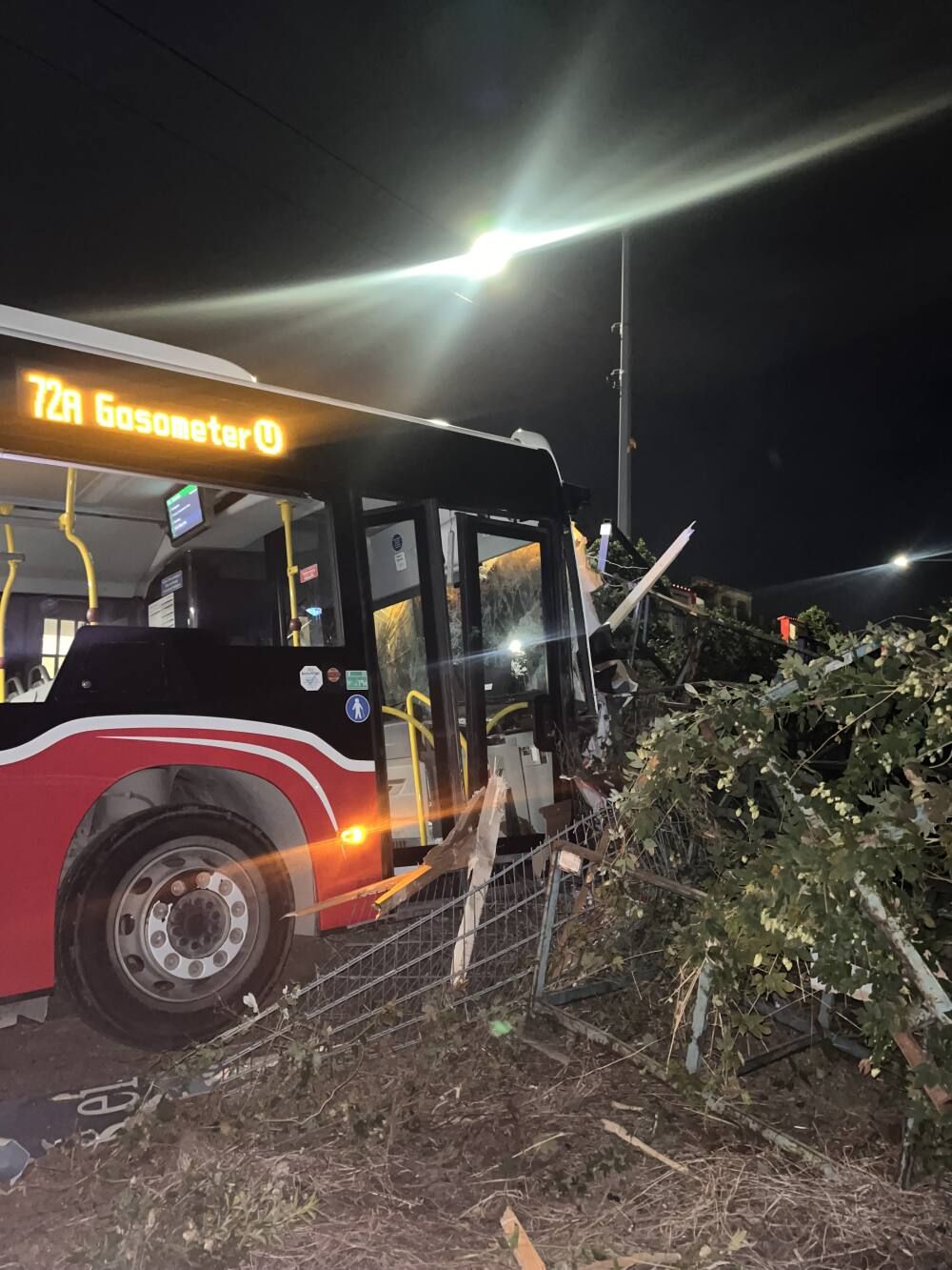 Der Bus krachte in eine Plakatwand, dabei wurden zwei Personen verletzt.