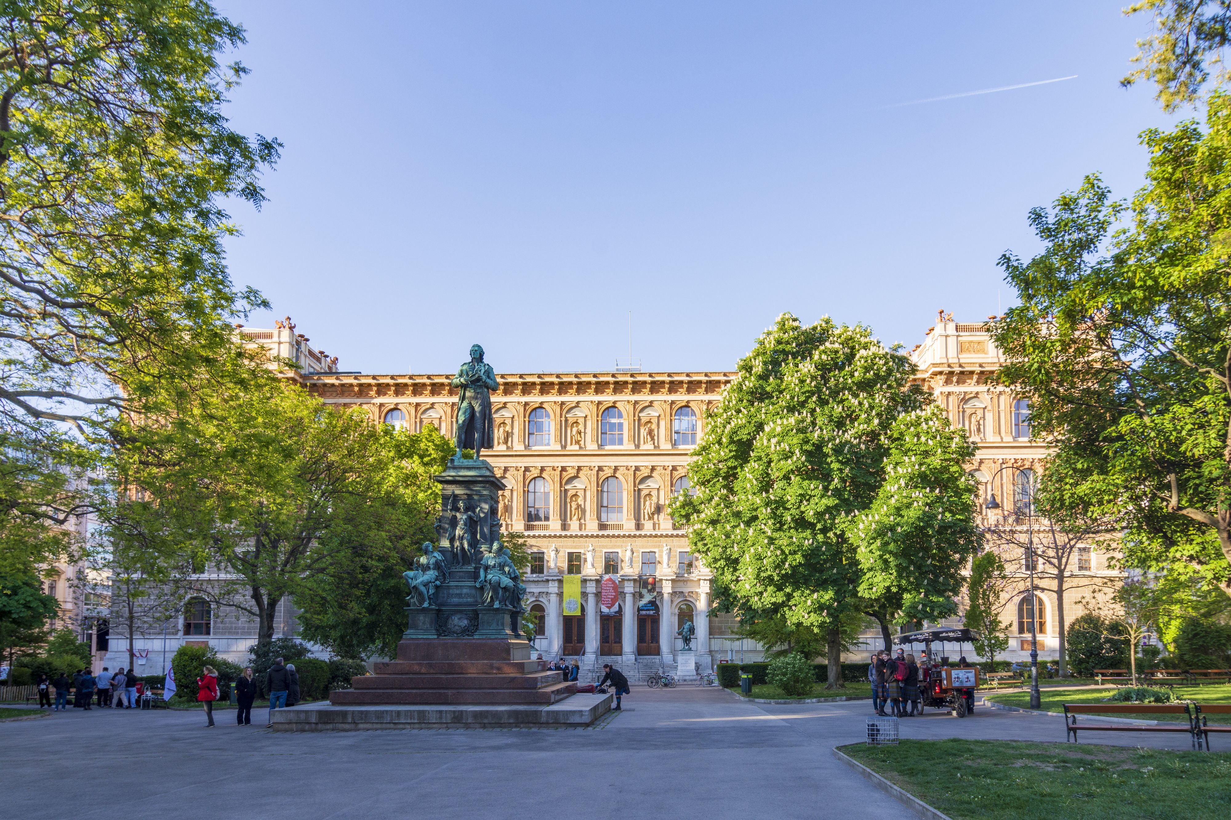 Studierende haben die Aula der Akademie der bildenden Künste in Wien besetzt.