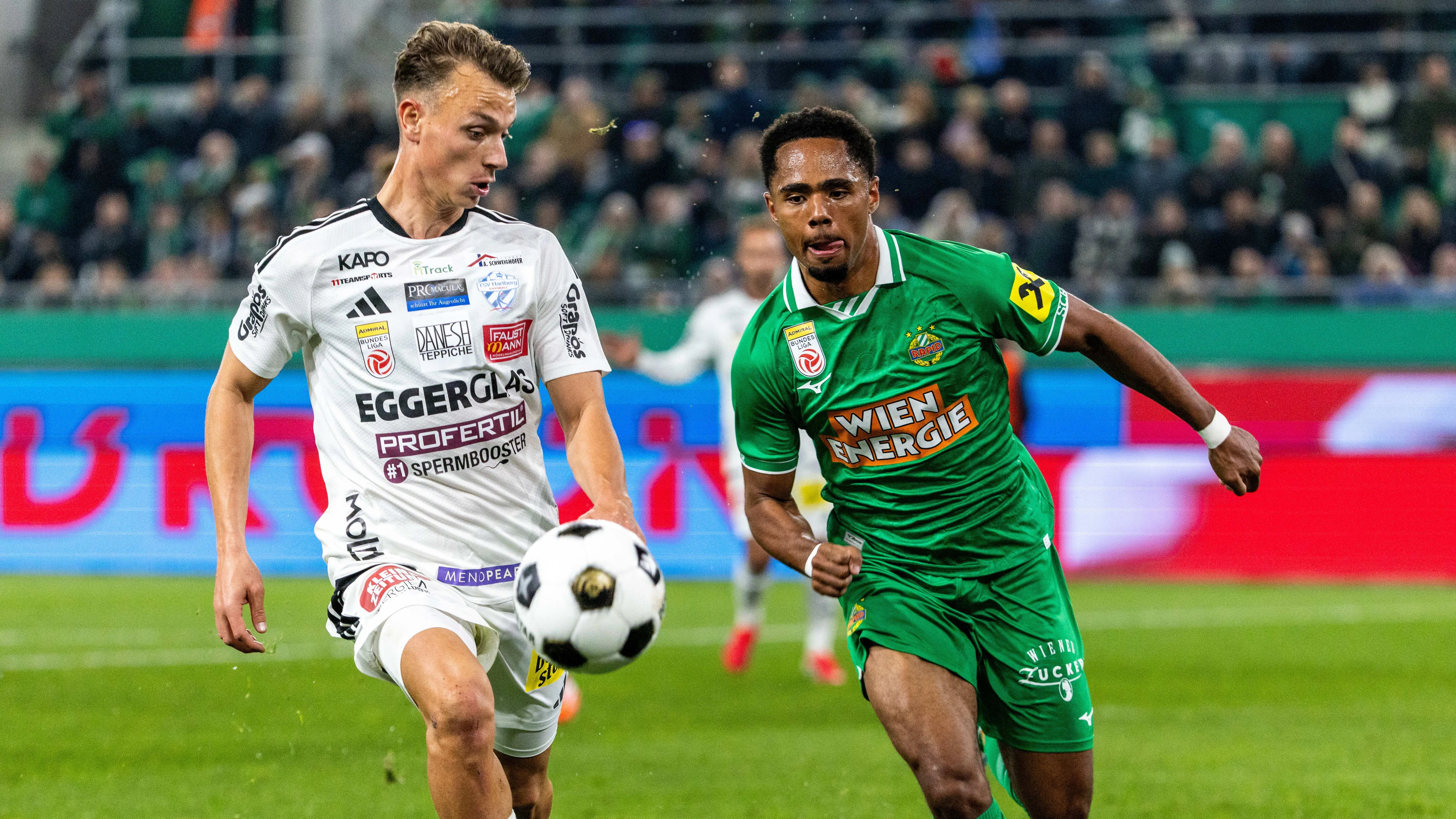 Heute.at - Rapid-Doppelpacker von seinem Teamkollegen überrascht