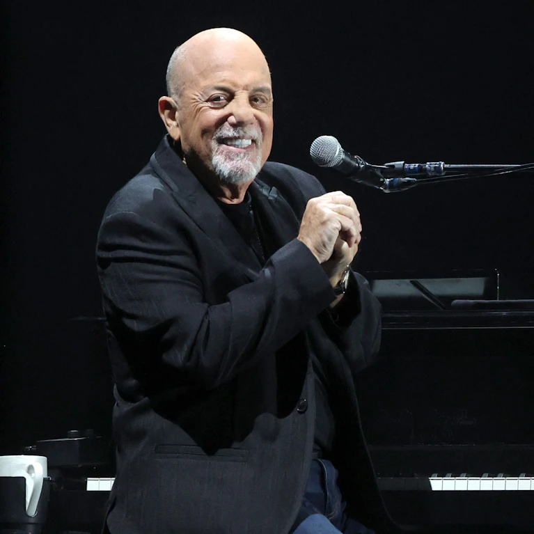Musiklegende Billy Joel ("Piano Man", "Just The Way You Are", "Vienna") musste sich wegen einer Gehirnerkrankung einer Operation unterziehen, darf weder auftreten noch Autofahren. Nun hat er ein Update zu seinem Gesundheitszustand gegeben: "Mir geht es gut!"