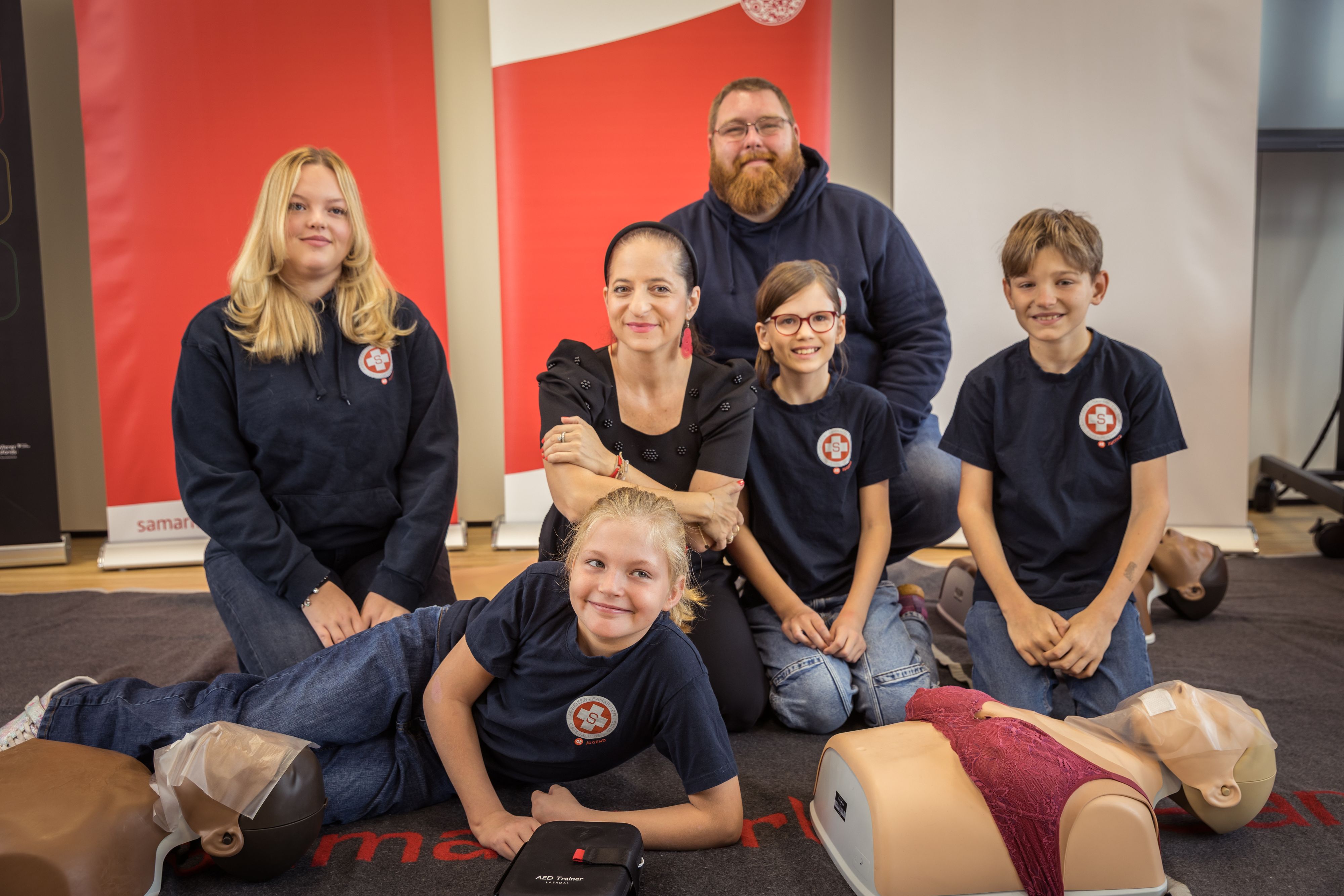 Kabarettistin Caroline Athanasiadis mit dem Team der&nbsp;Samariterjugend.