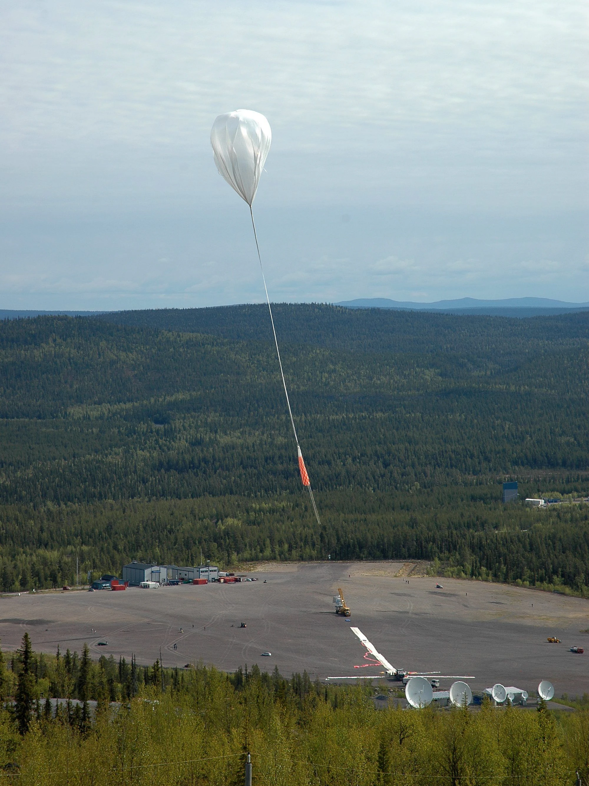 Das Ballonteleskop Sunrise III geht in Kiruna (Nordschweden) in die Luft.