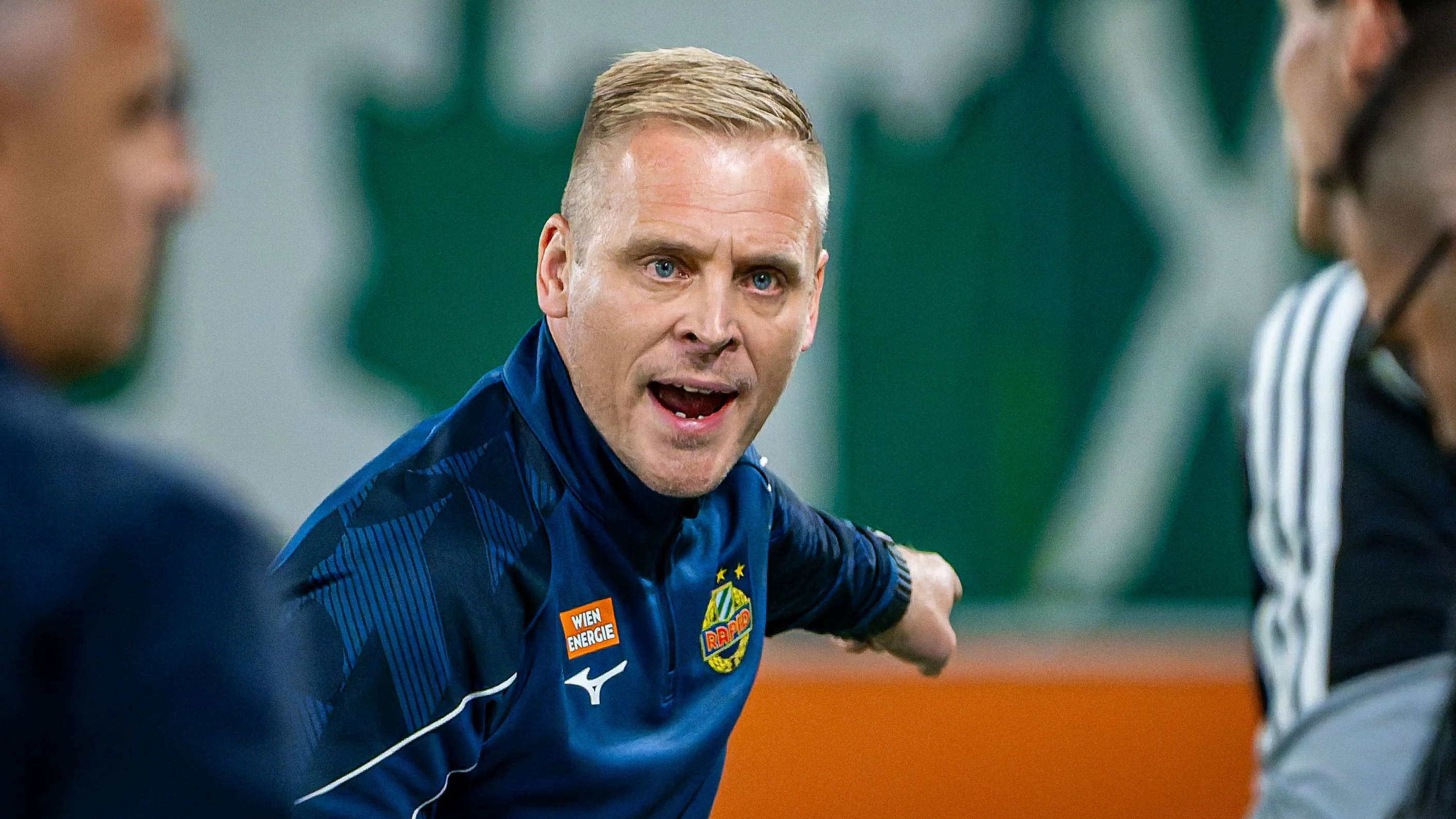 VIENNA,AUSTRIA,18.SEP.26 - SOCCER - ADMIRAL Bundesliga, SK Rapid Wien vs WSG Tirol. Image shows the anger and the disappointment of head coach Johannes Hoff Thorup (Rapid) arguing with staff members of Wattens and the 4th official.  Photo: GEPA pictures/ Kevin Hackner