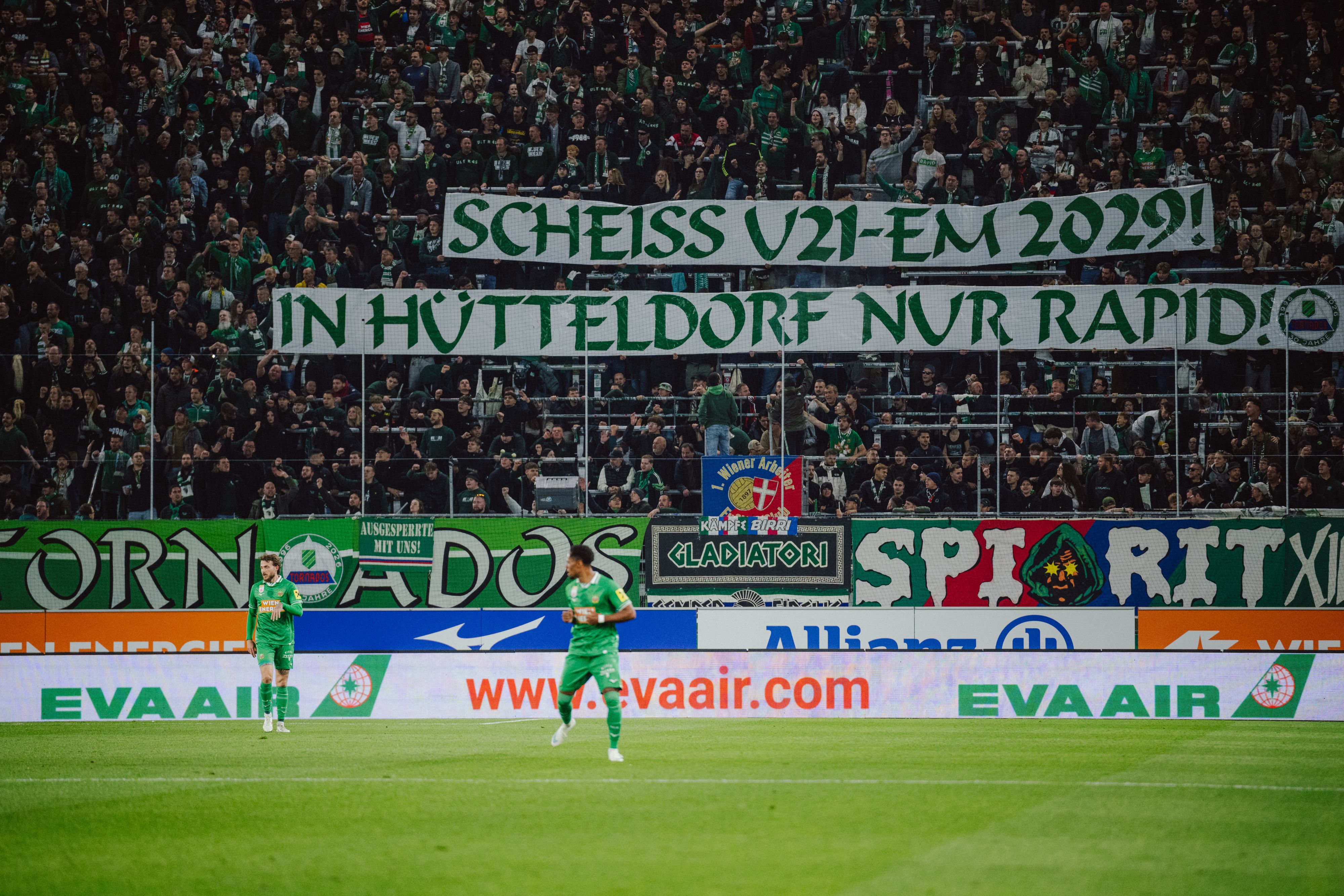 Das Protest-Plakat der Rapid-Fans. 