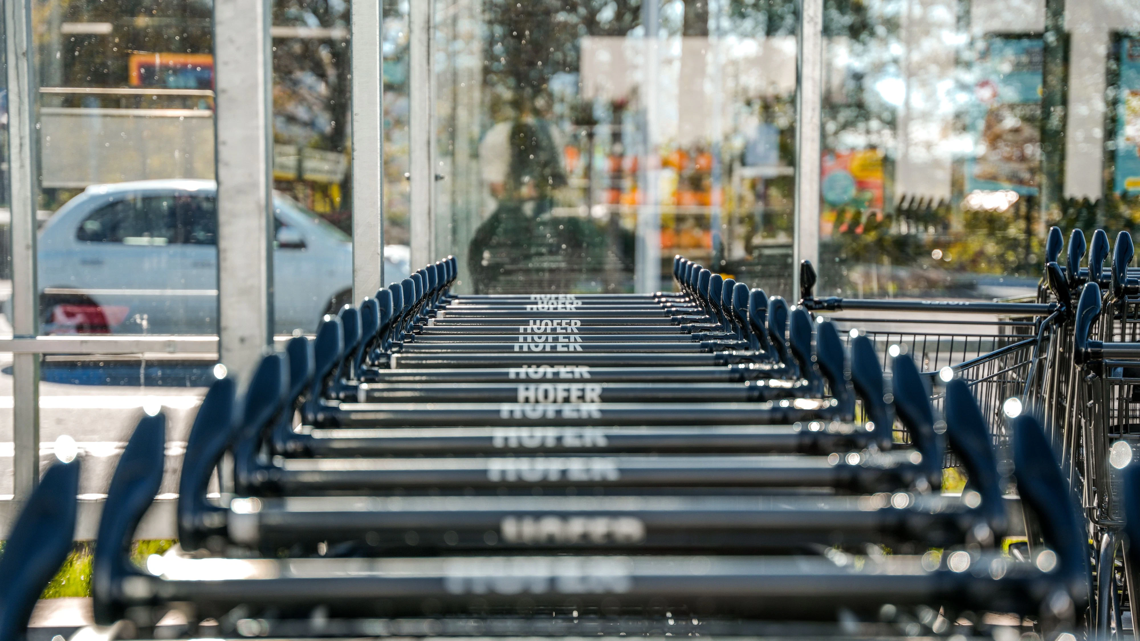 Bei Hofer sorgen verschwundene kleine Einkaufswagen für Ärger. 