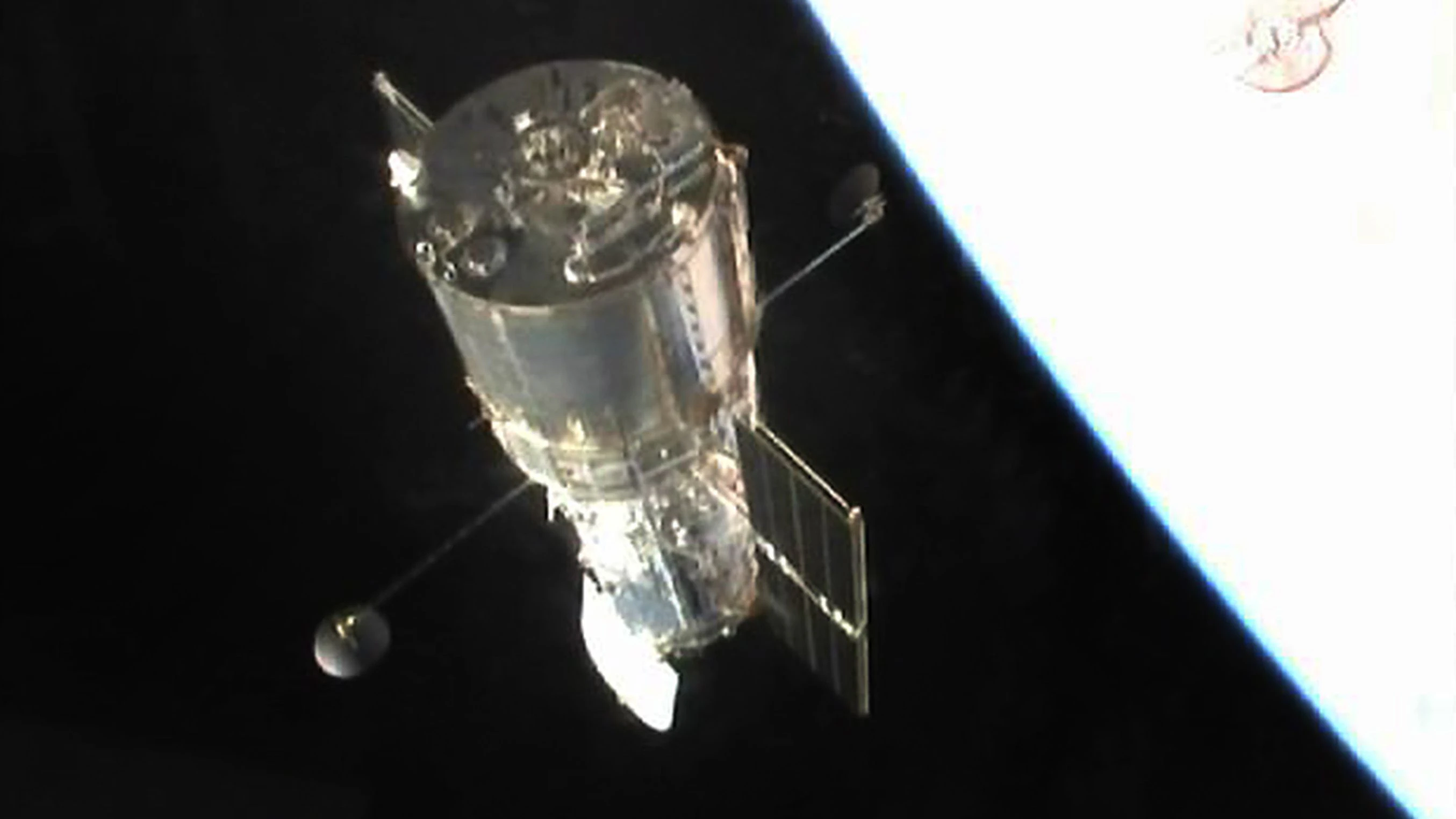 Das Hubble-Weltraumteleskop befindet sich in einer erdnahen Umlaufbahn in einer aktuellen Höhe von ca. 480 Kilometern über der Erdoberfläche.