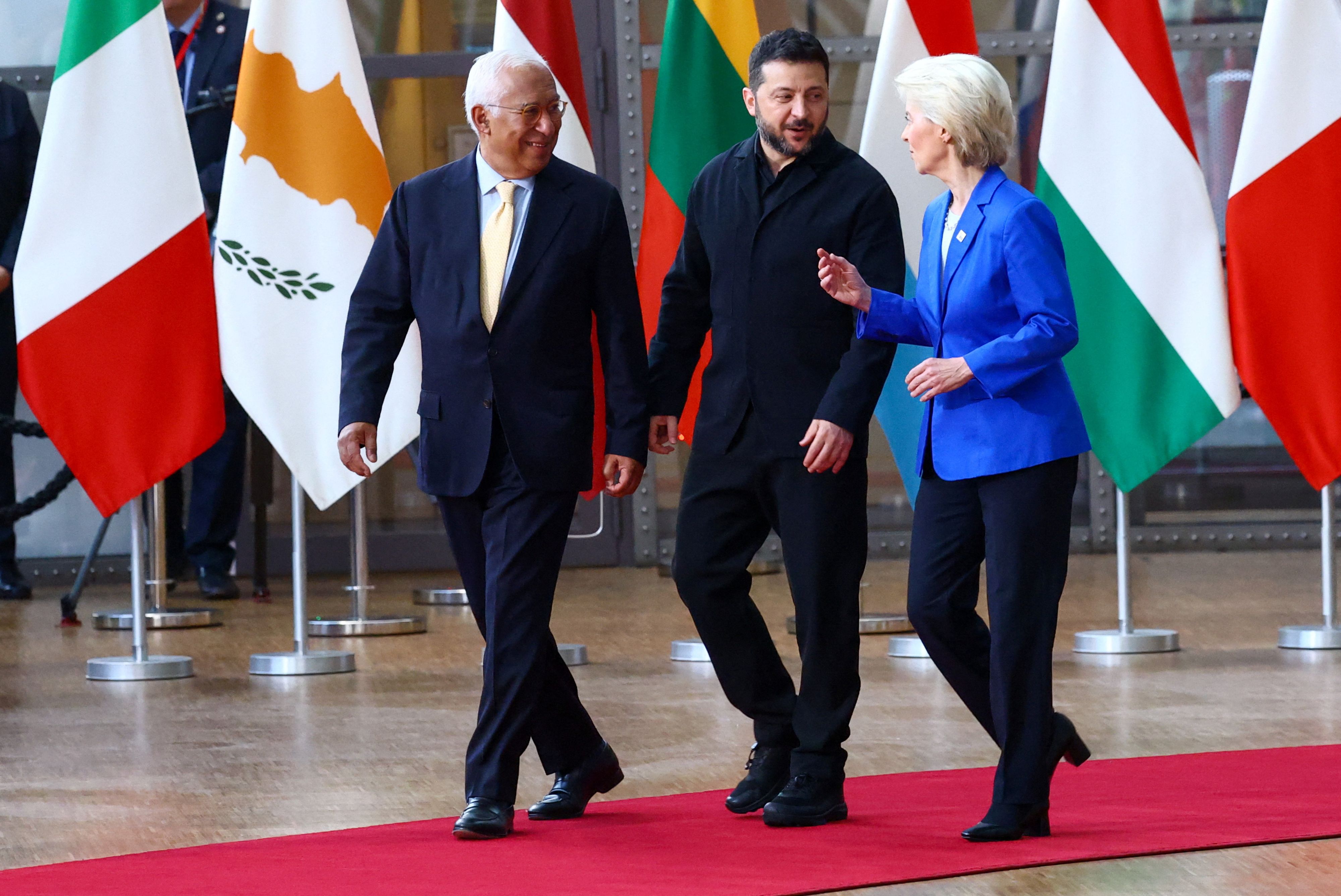 EU-Ratspräsident António Costa, UPräsidenten Wolodymyr Selenskyj, EU-Kommissionspräsidentin Ursula von der Leyen.
